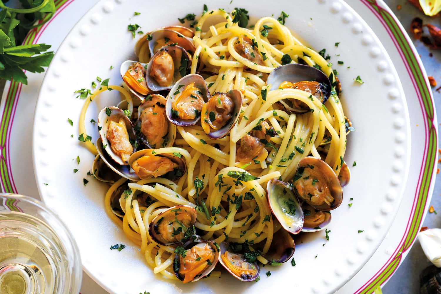 Spaghetti Alla Vongole On Embossed Dot Plate Background