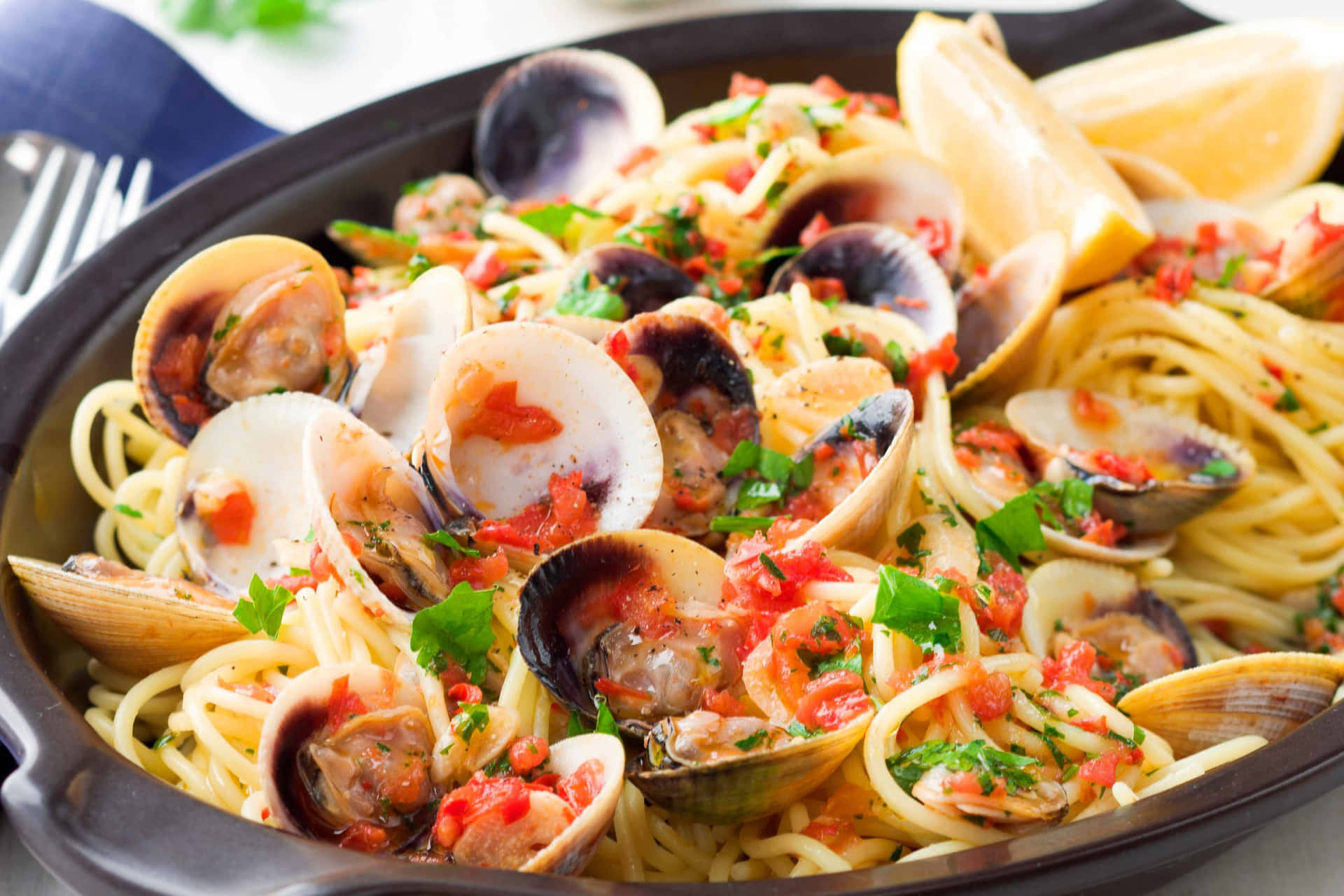 Spaghetti Alla Vongole With Roma Tomatoes Background
