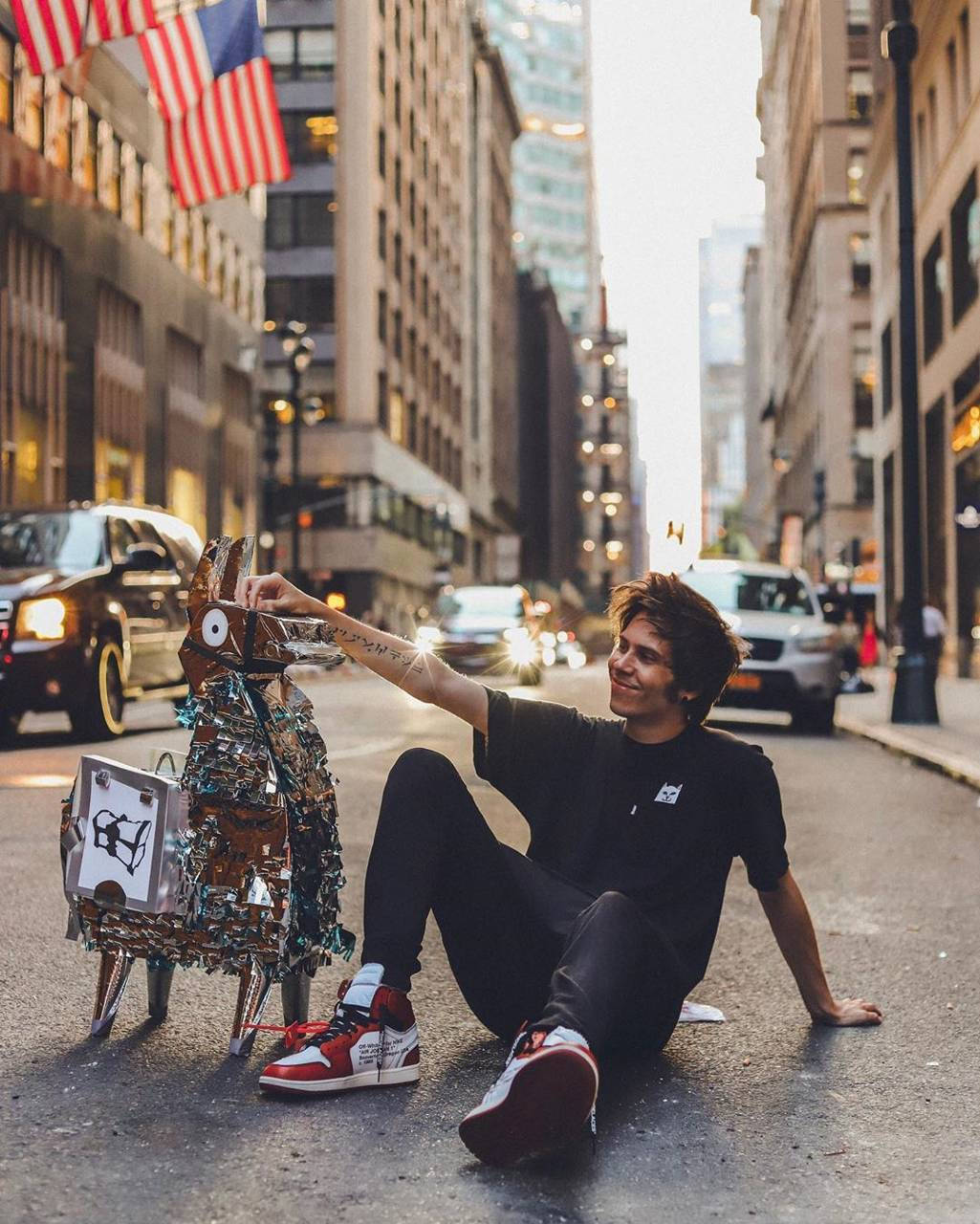 Spanish Youtuber Elrubiusomg Exploring The Streets Of New York City Background