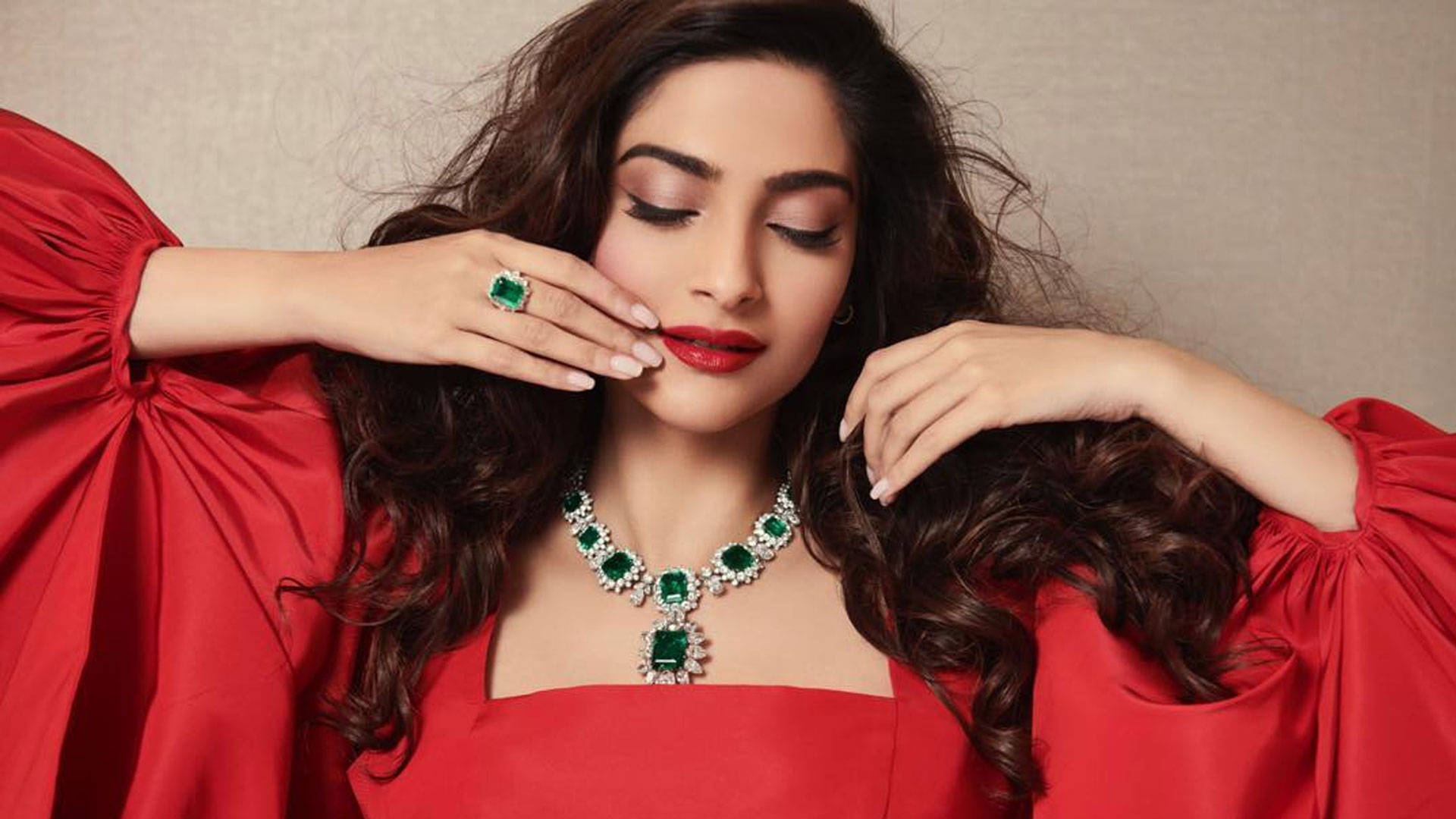Sparkling Sonam Kapoor Jewelry Background