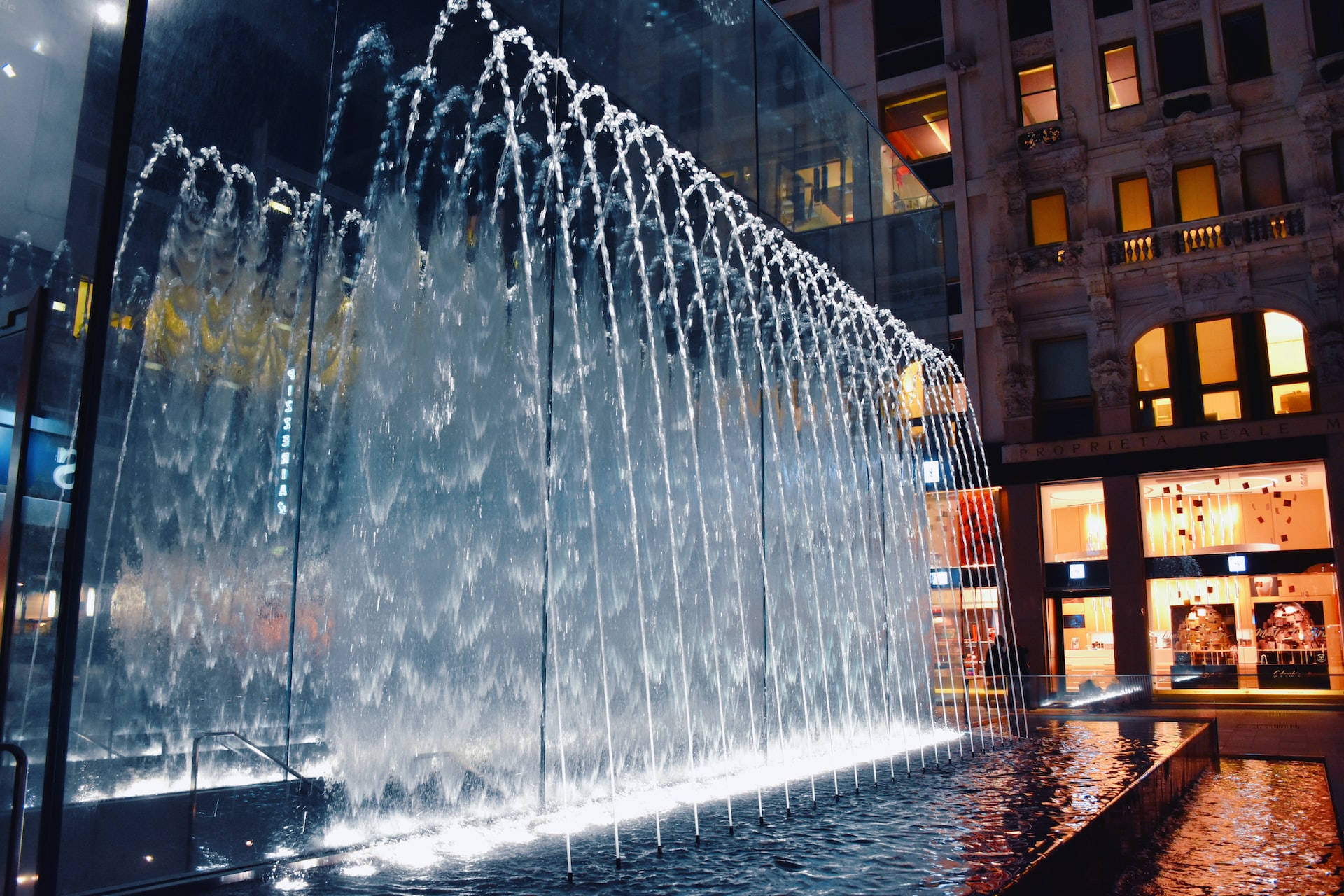 Spiraling Water Fountains In Motion Background