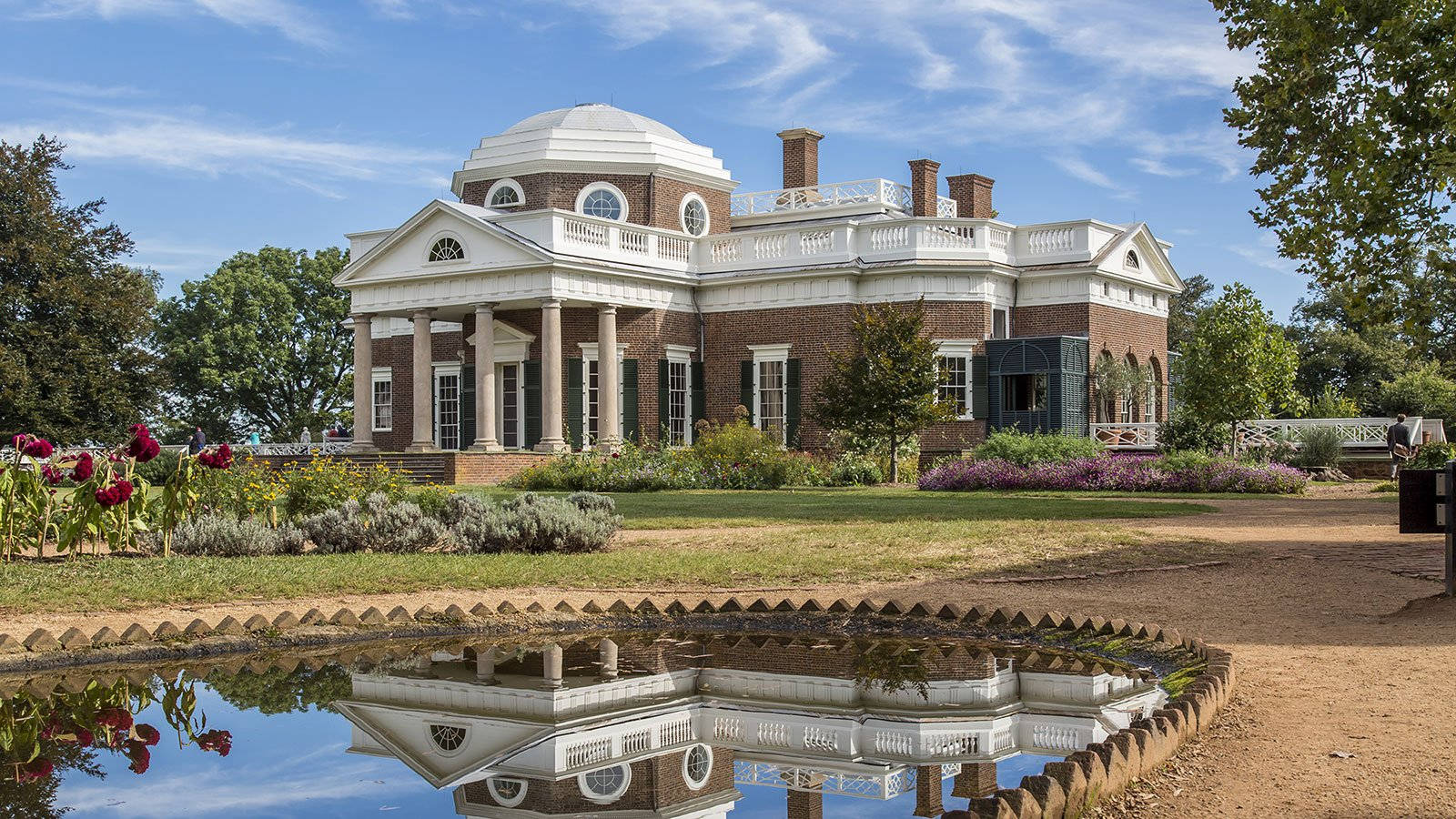 Splendid Monticello Mansion Amidst Vibrant Red Roses Background