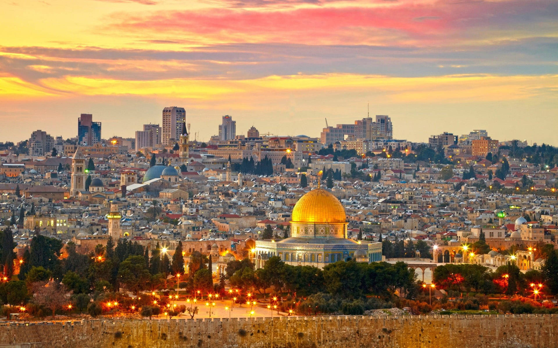 Splendid View Of The Dome Of The Rock Mosque Background