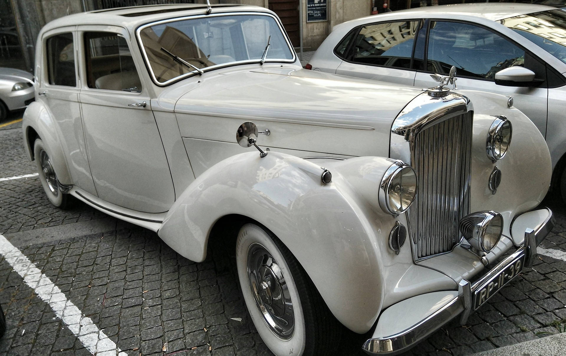 Splendid White Mark Vi Bentley Car Background