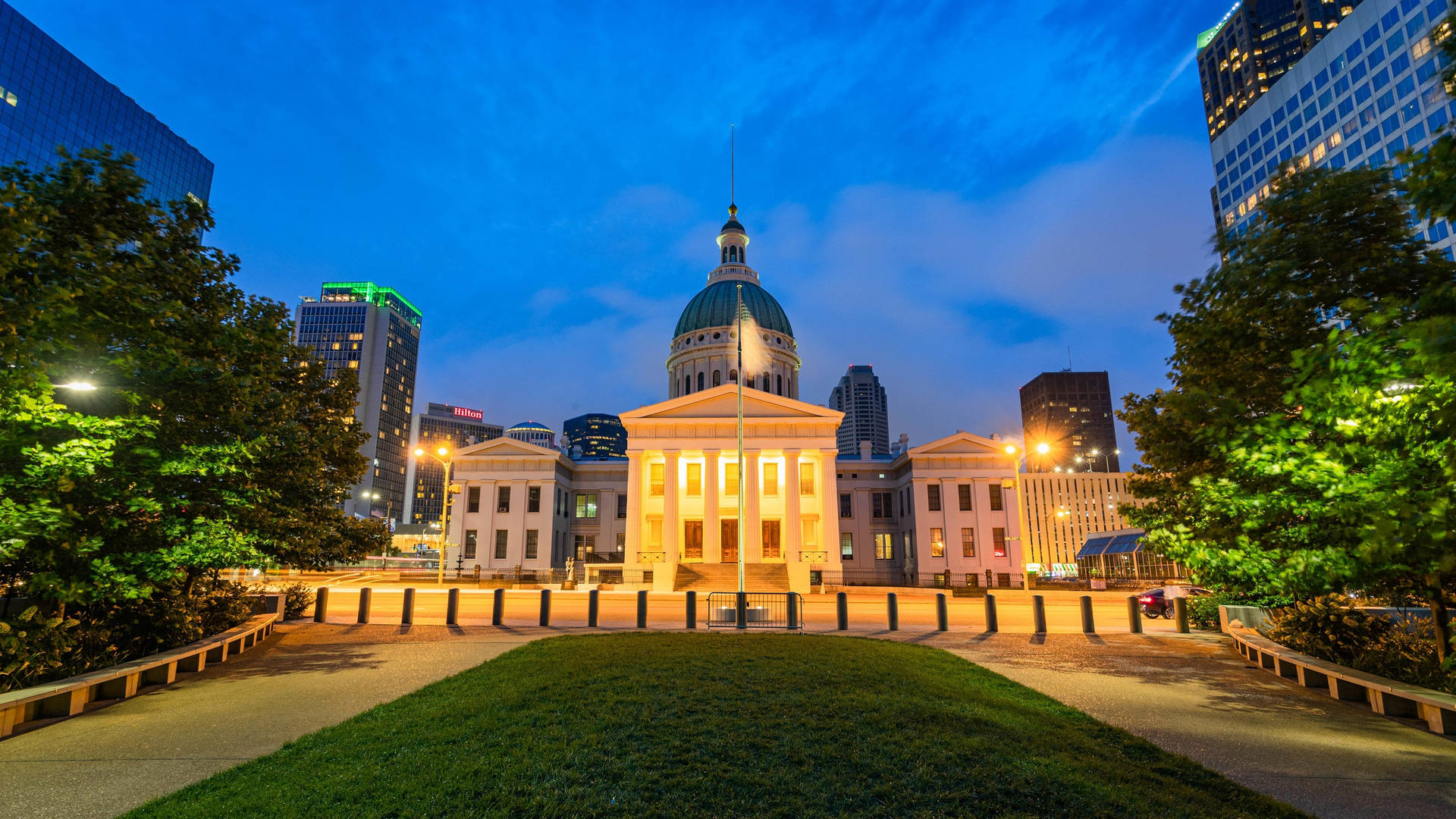 St. Louis Arch Old Courthouse Night Background