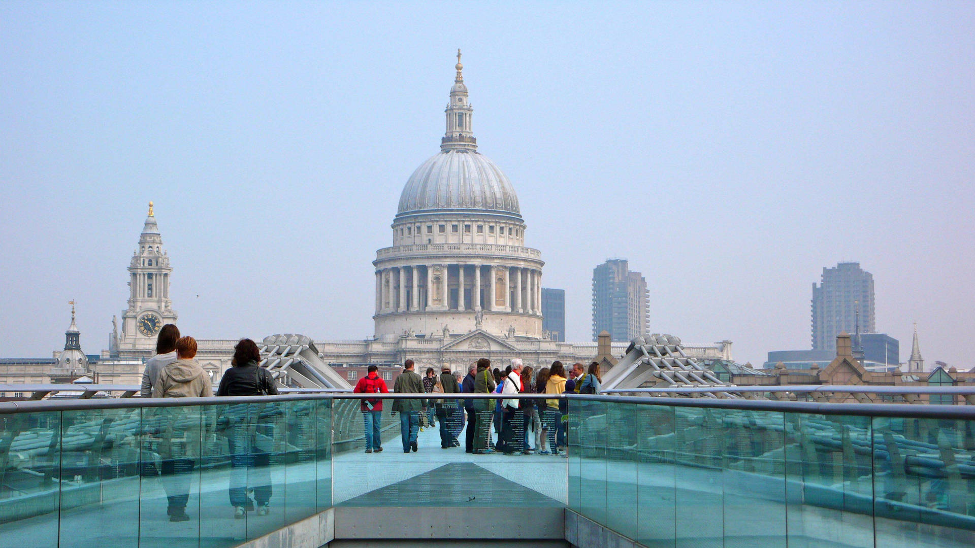 St Paul Tourists Glass Fences Background