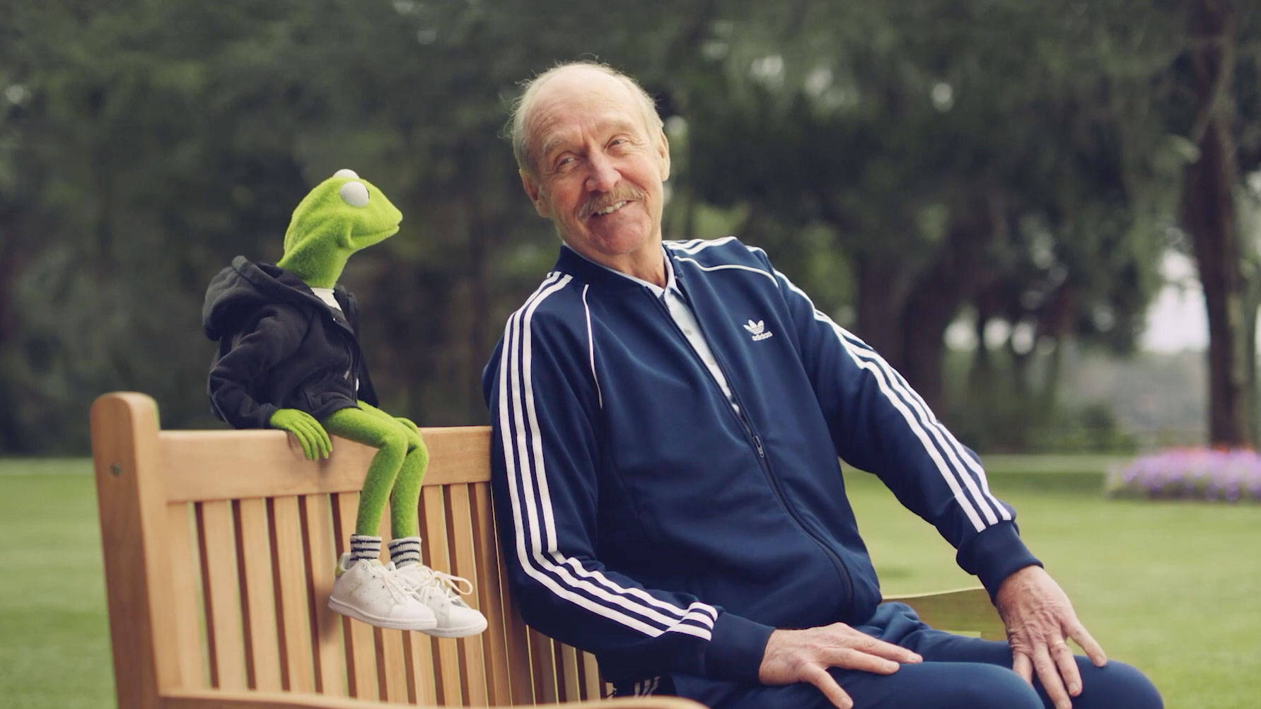 Stan Smith Sitting In The Bench Background