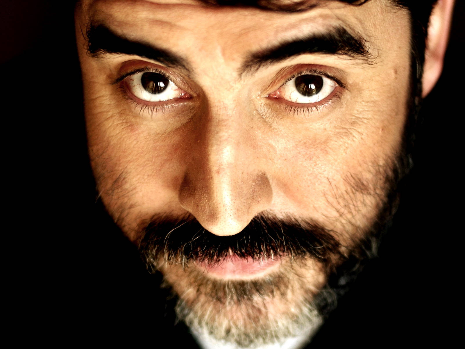 Star Actor Alfred Molina Background