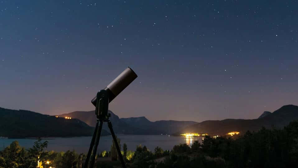 Stargazing_by_the_ Lake Background