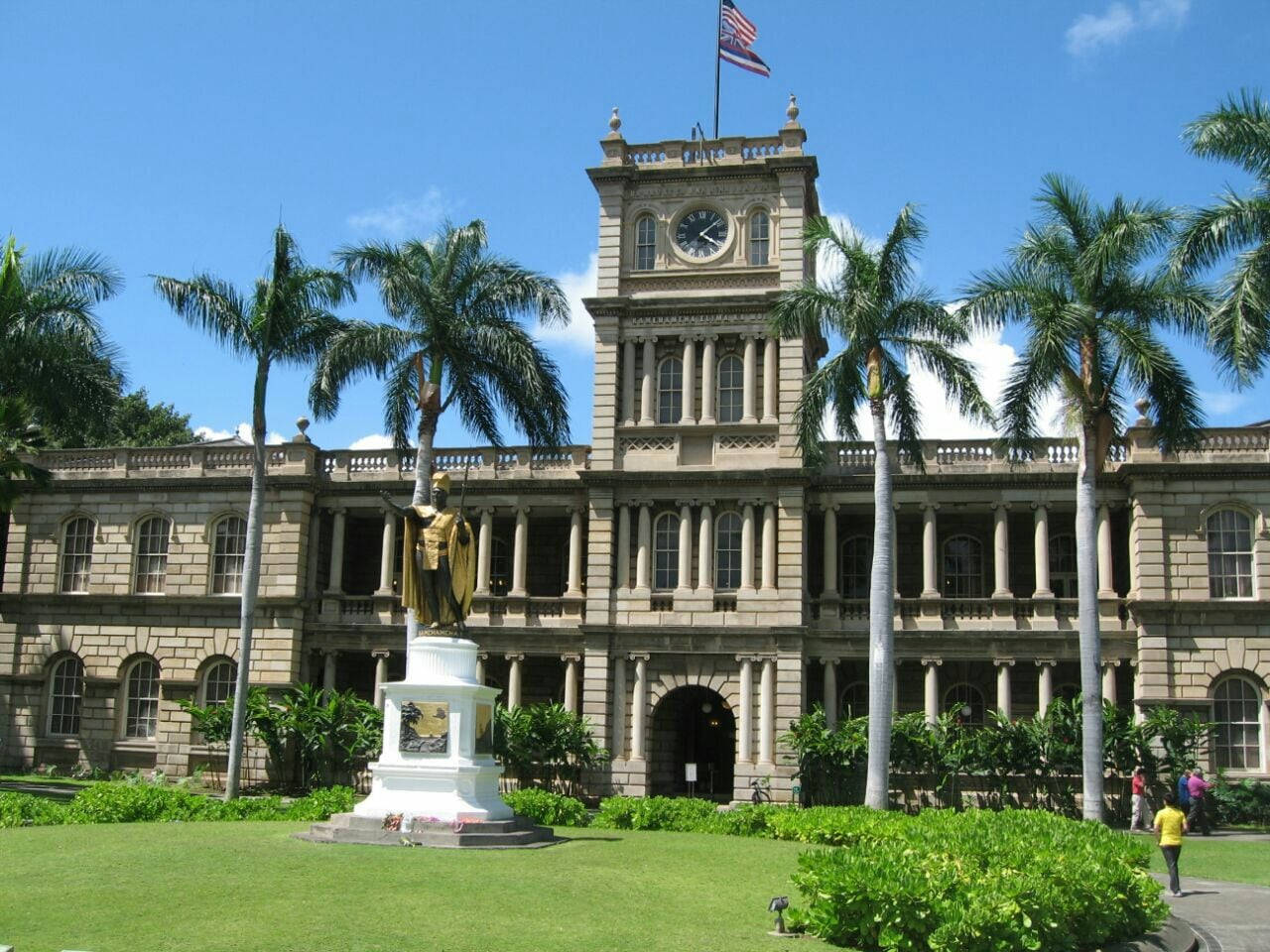 Statue And Court Near Iolani Palace Background