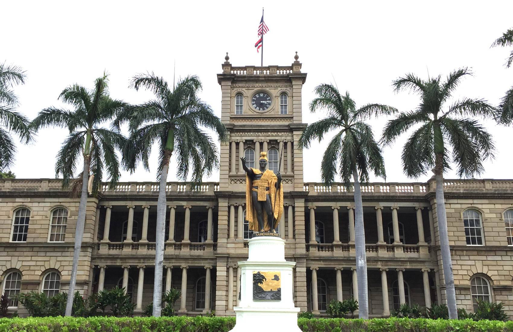 Statue In Iolani Palace Hd Background