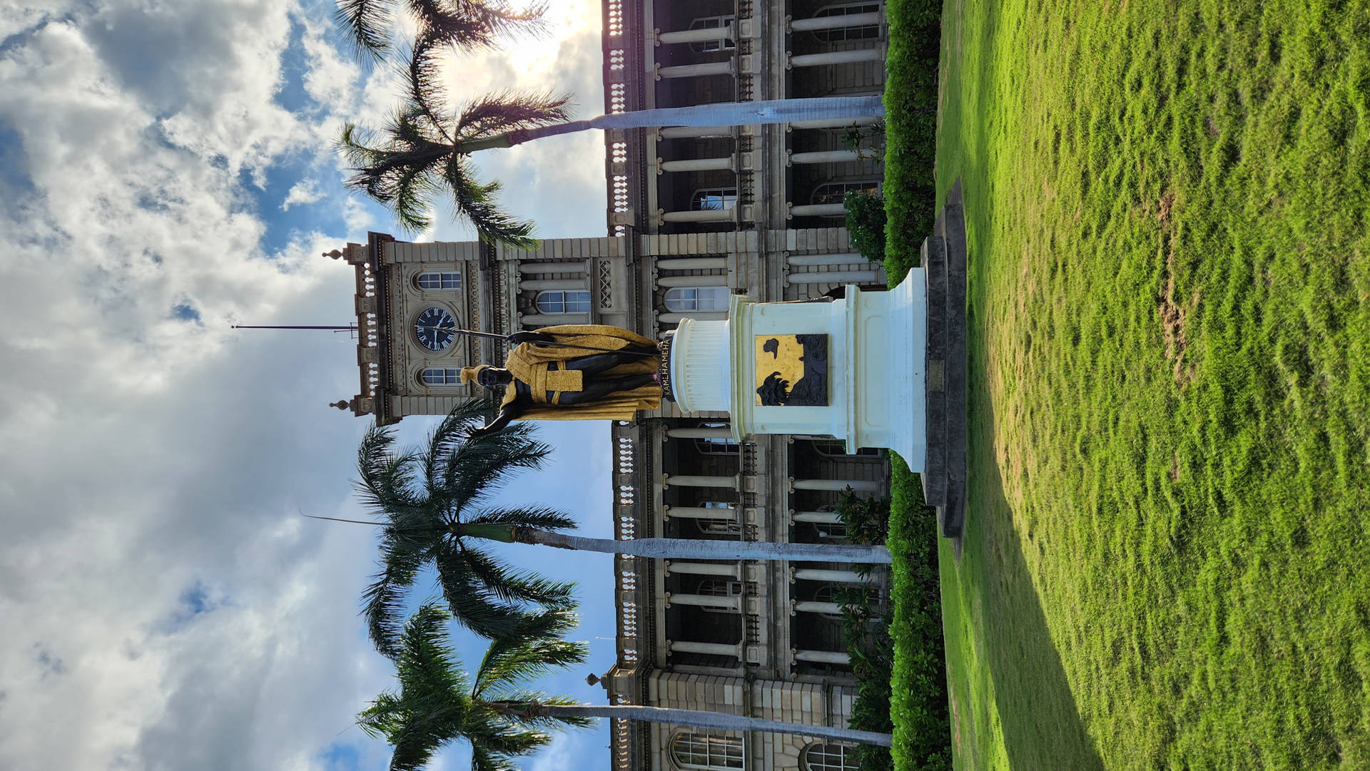 Statue Inside Iolani Palace Background