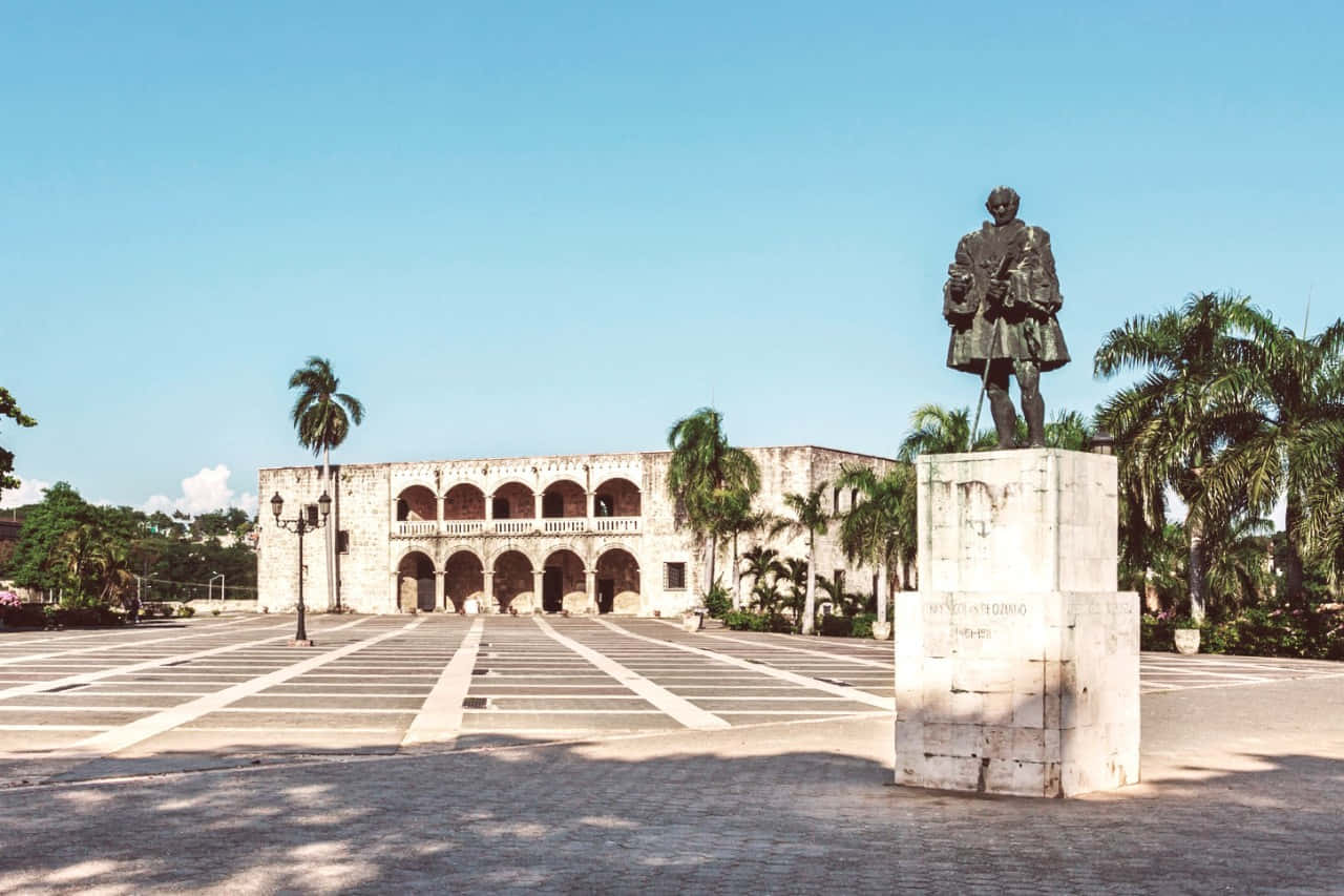Statue Outside The Alcazar De Colon Background
