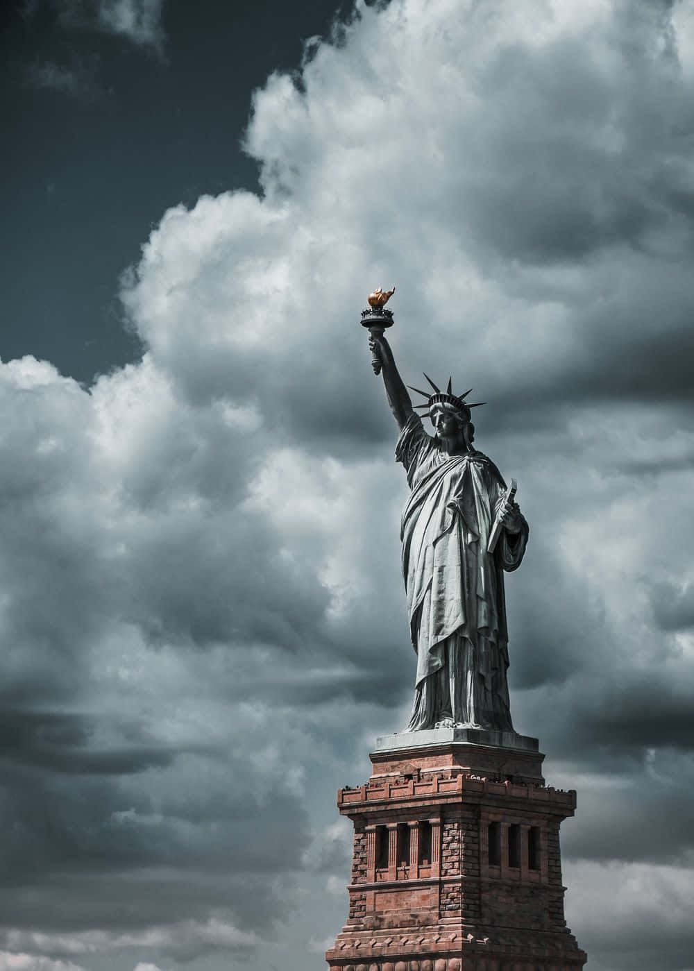 Statueof Liberty Cloudy Sky Background