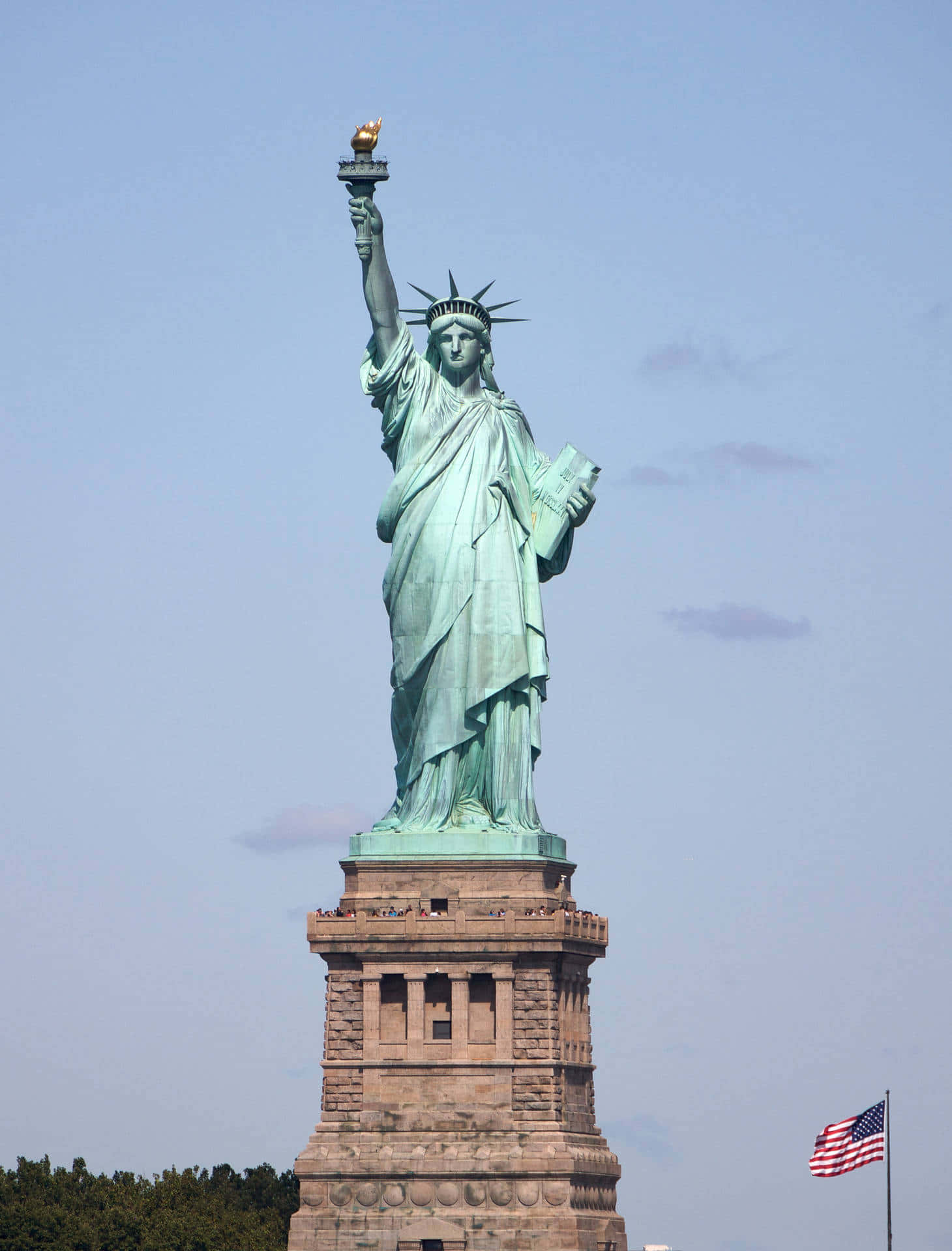 Statueof Libertyand American Flag