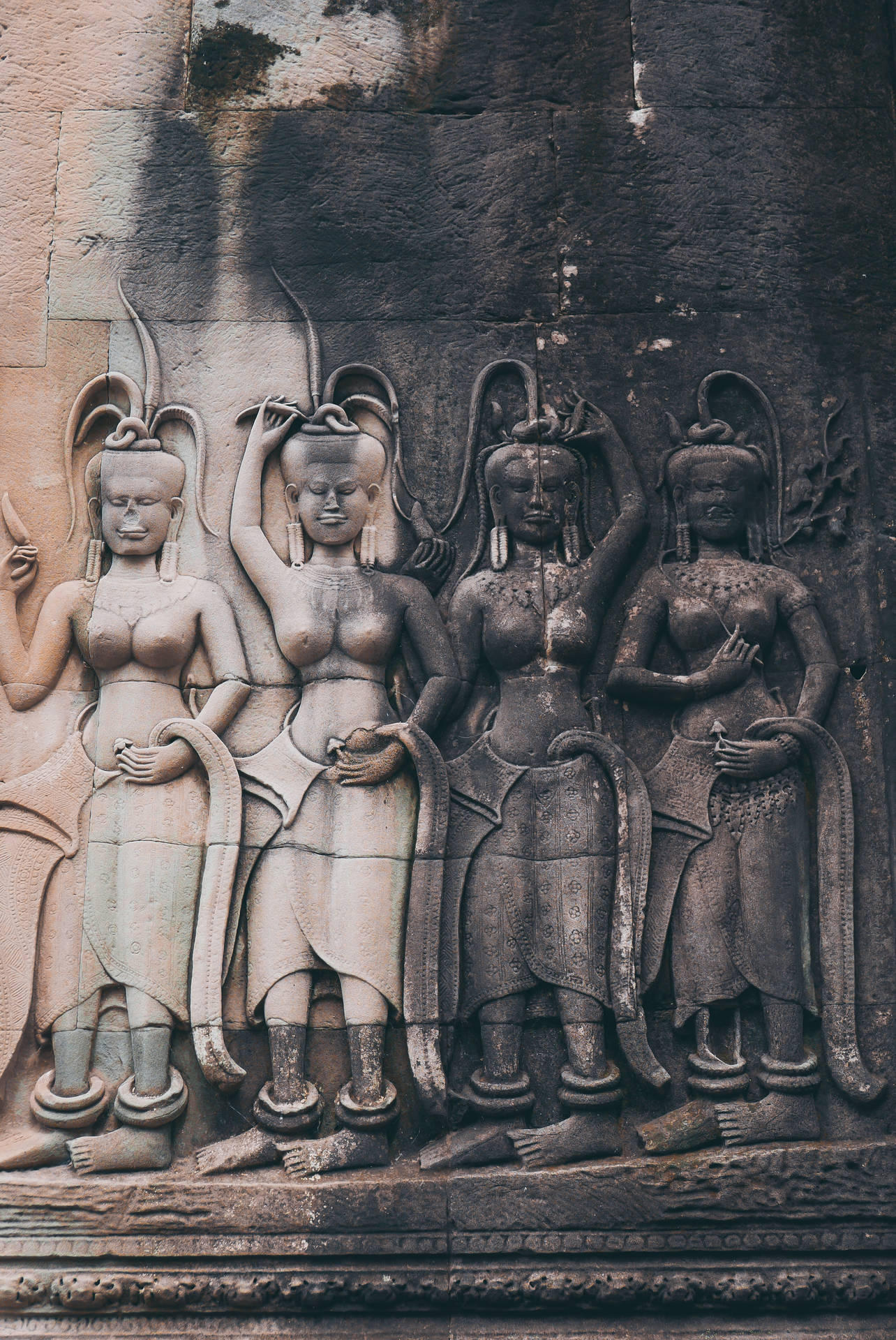 Statues In Angkor Wat Background