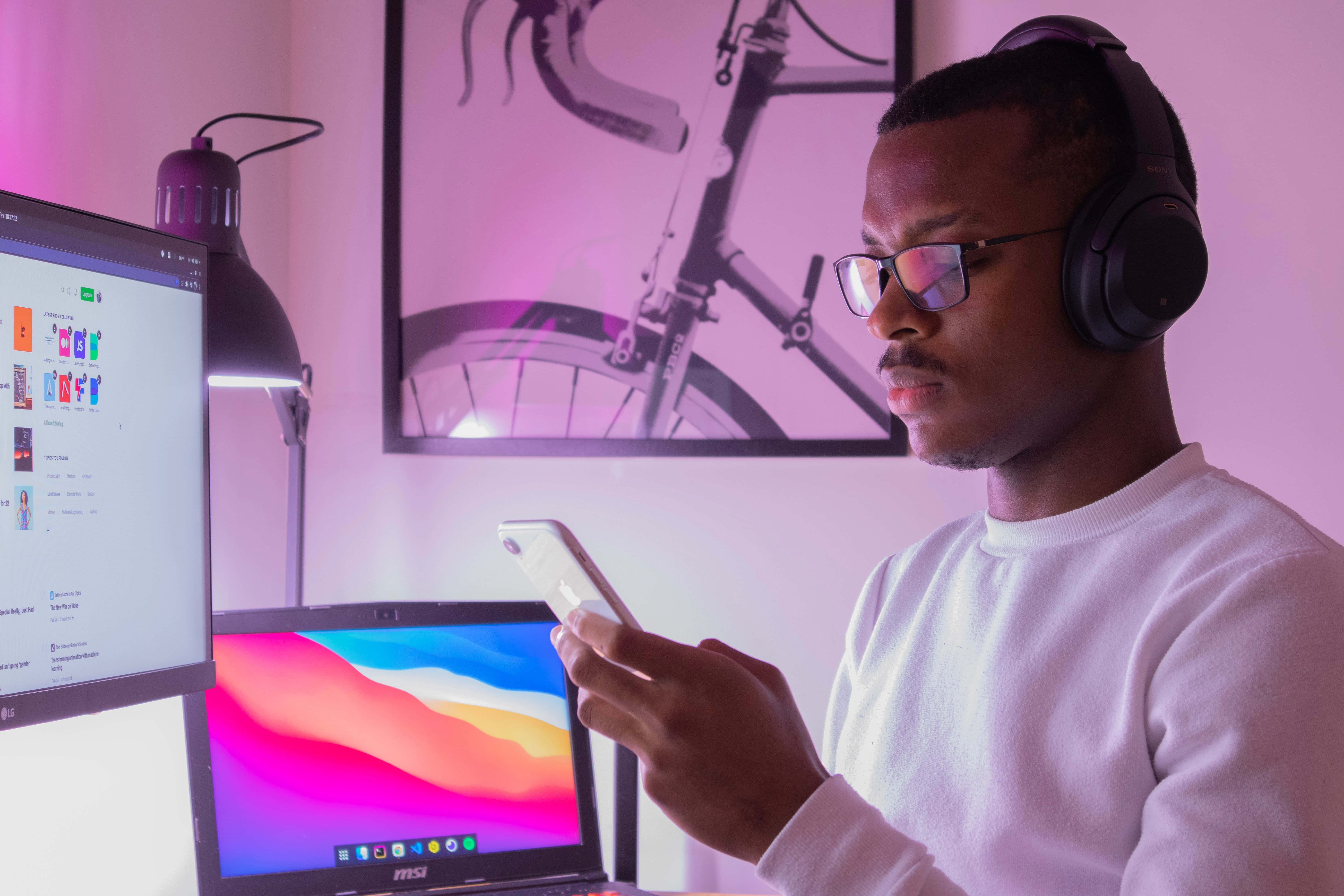 Stay Connected And Discover Your Sound With The Ultimate Combination Of Headphones And Laptop. Background
