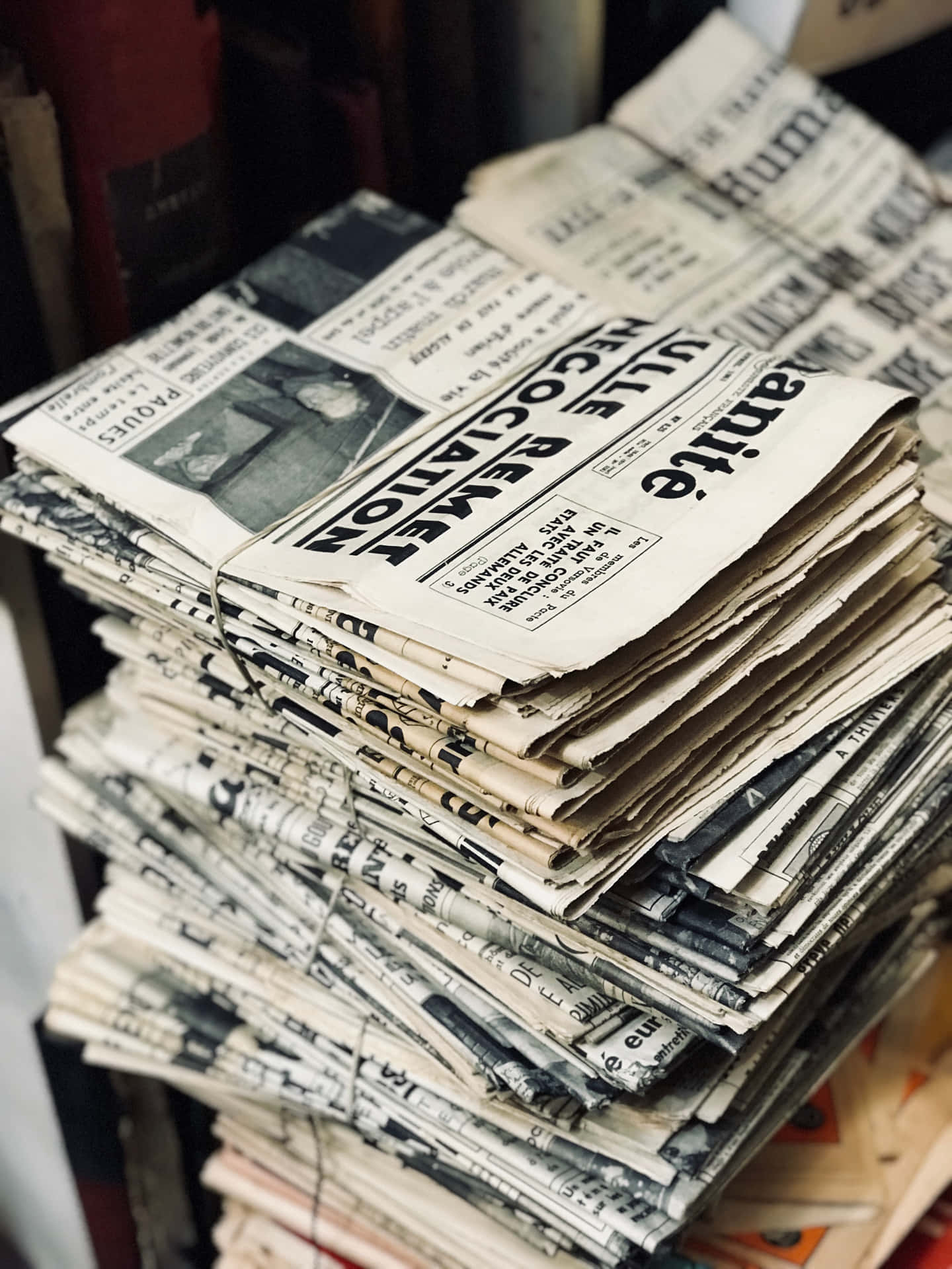 Stay Informed With Classic Vintage Newspapers Background