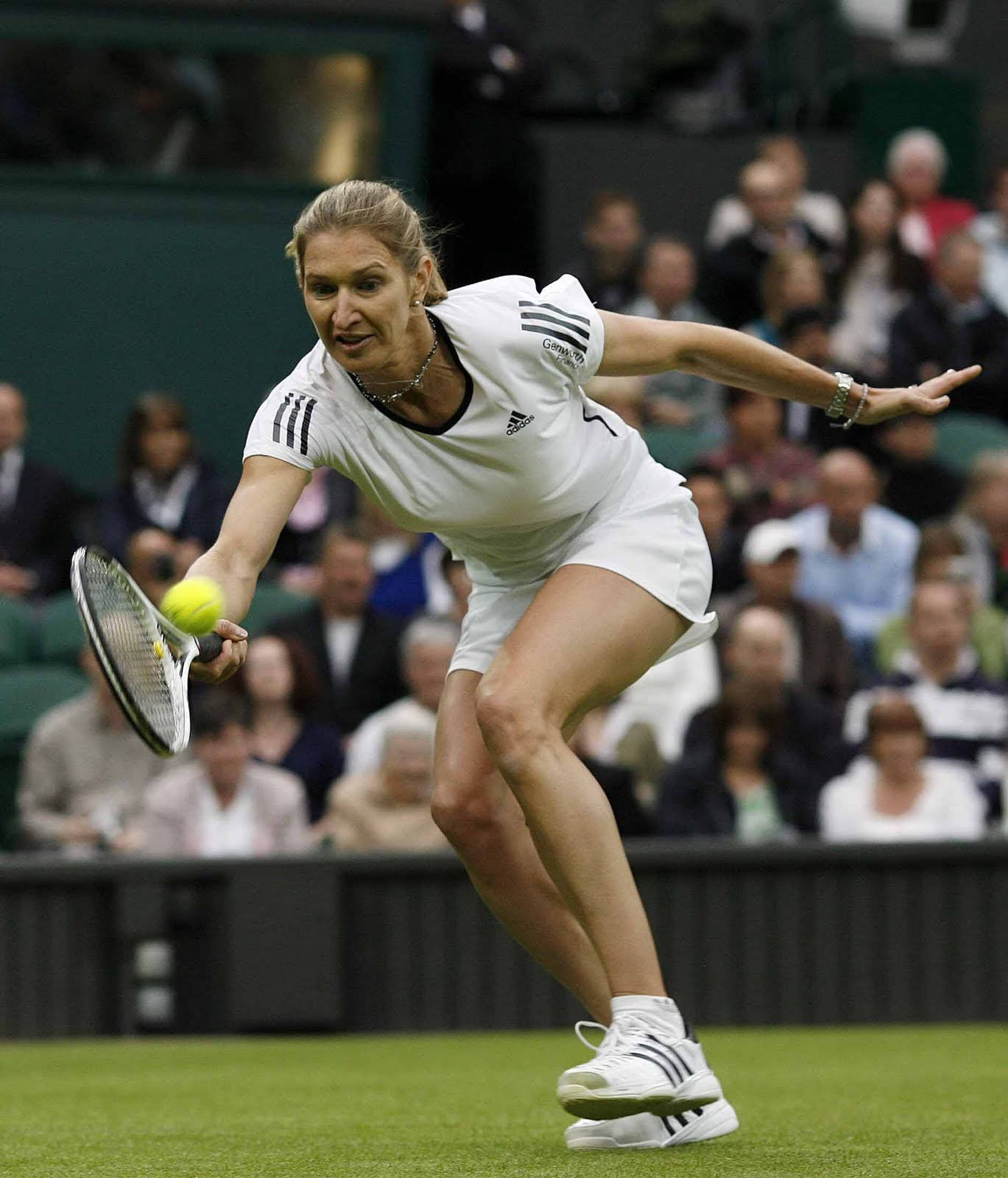 Steffi Graf Chasing Tennis Ball Background