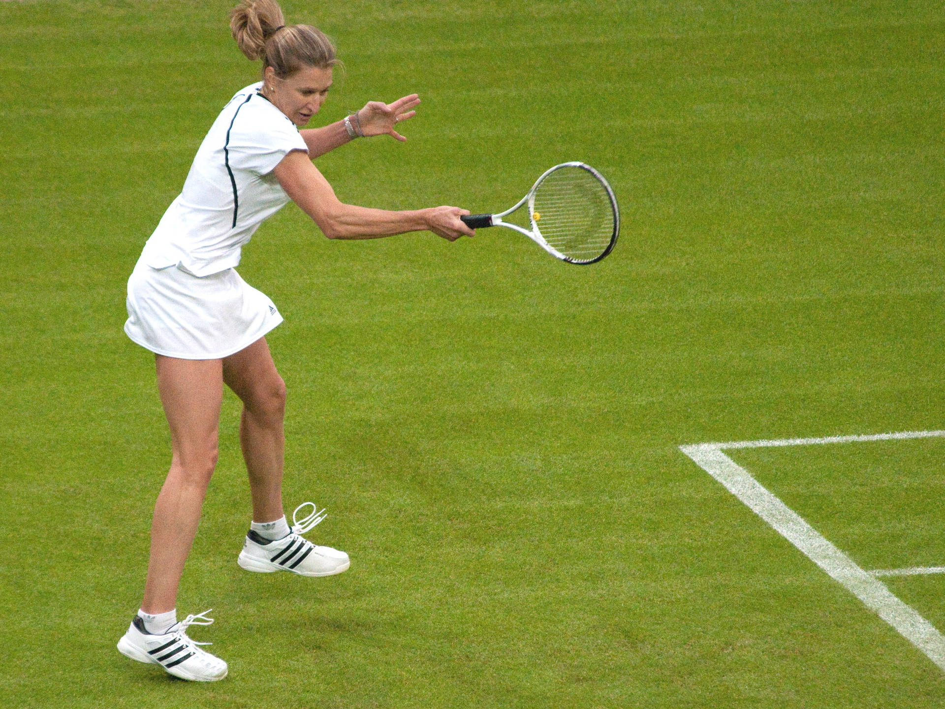 Steffi Graf In Action On The Tennis Court Background