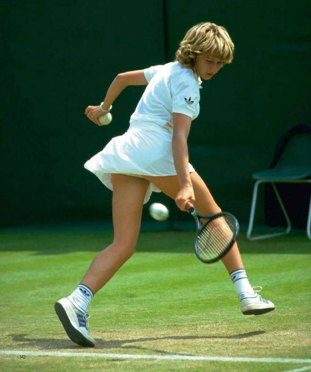 Steffi Graf Running After A Ball Background