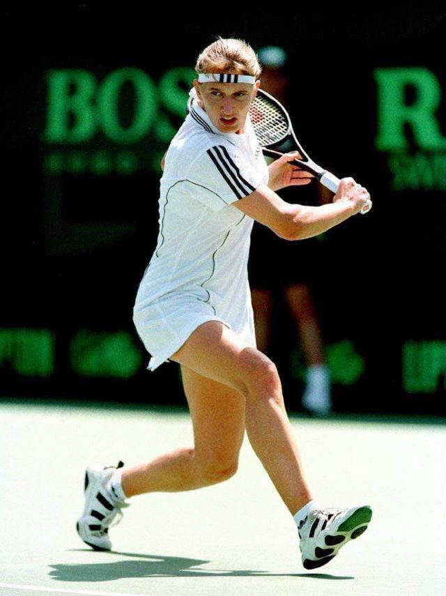 Steffi Graf Running In The Court Background