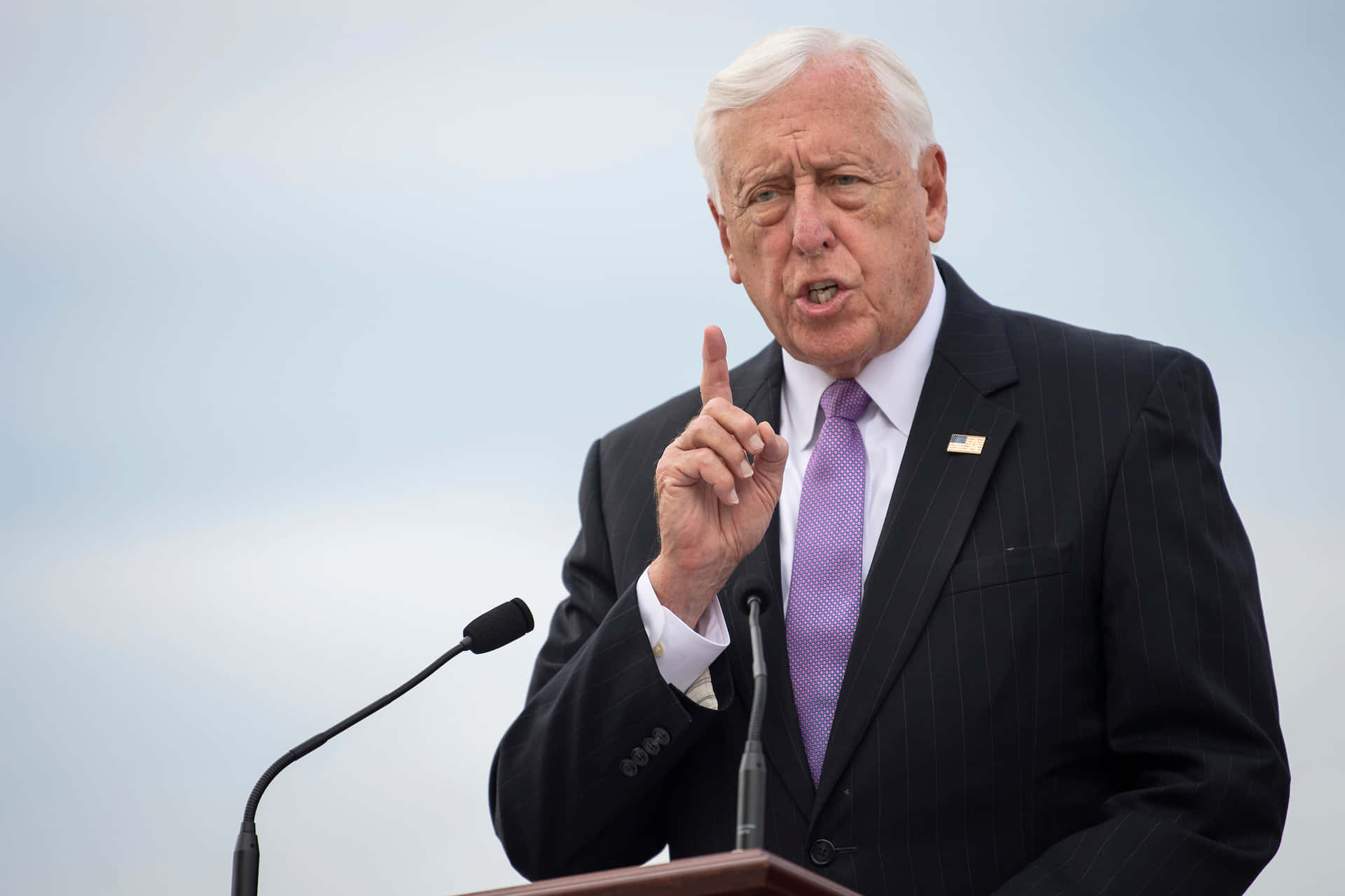 Steny Hoyer Delivering A Pointed Argument Background