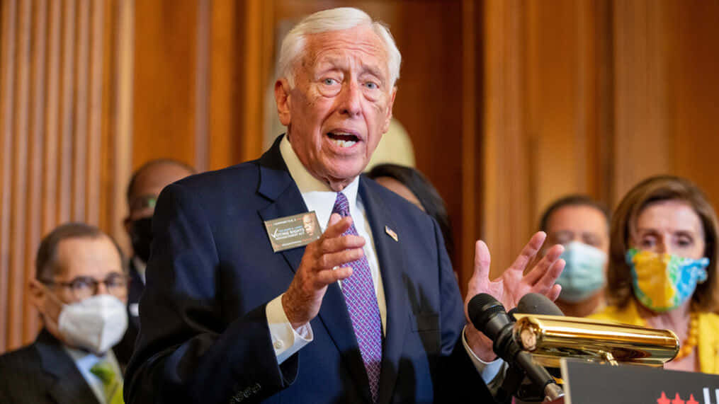 Steny Hoyer Delivering A Speech To An Engaged Audience Background