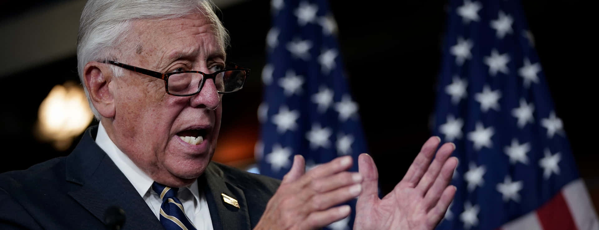 Steny Hoyer Explaining With Hand Gestures Background