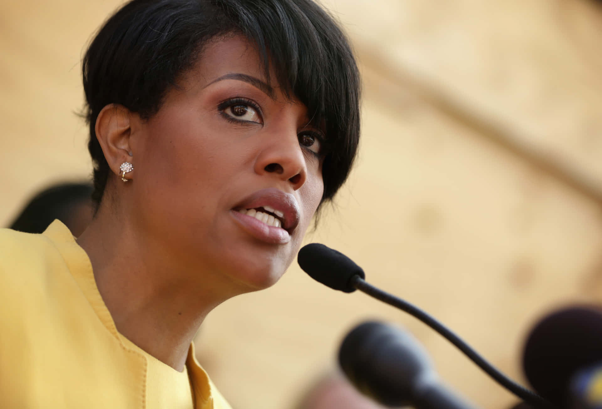 Stephanie Rawlings-blake In A Vibrant Yellow Outfit Background