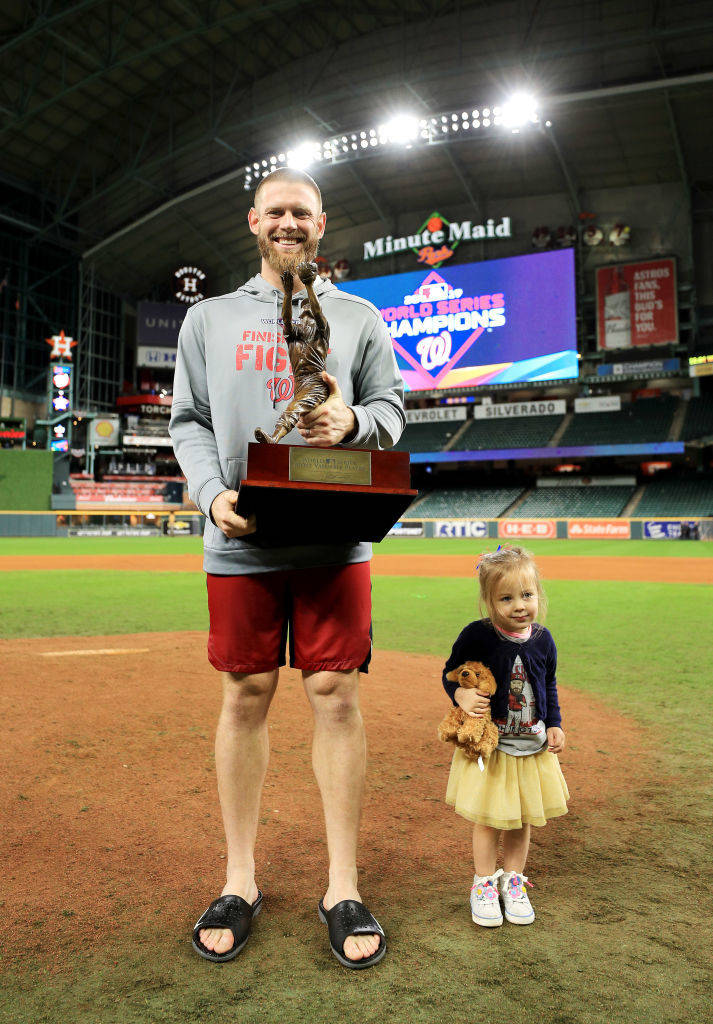 Stephen Strasburg Mvp Award With His Daughter Background