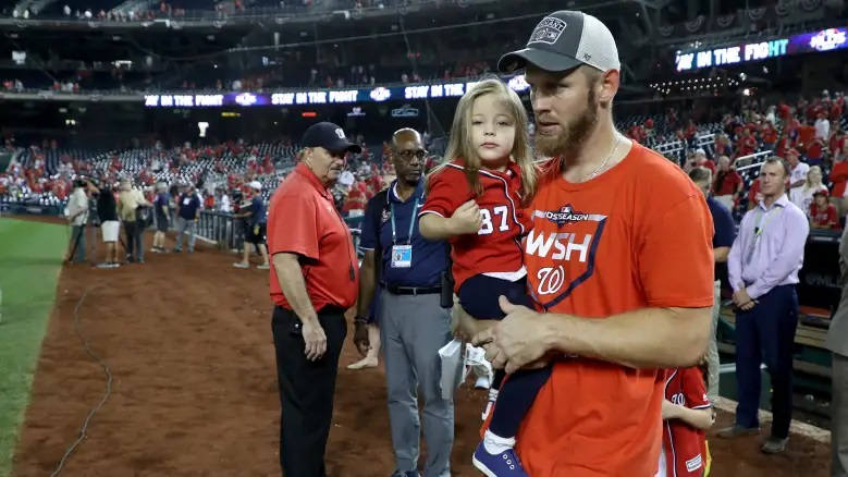 Stephen Strasburg With His Lovely Daughter Background