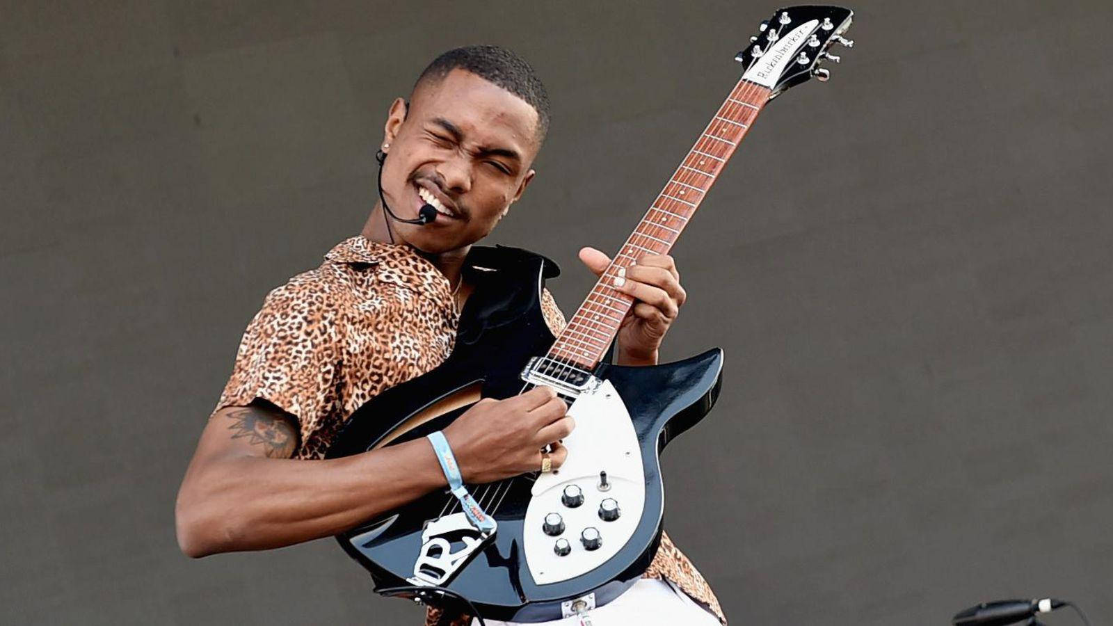 Steve Lacy Mesmerizes With Electrifying Guitar Performance Background