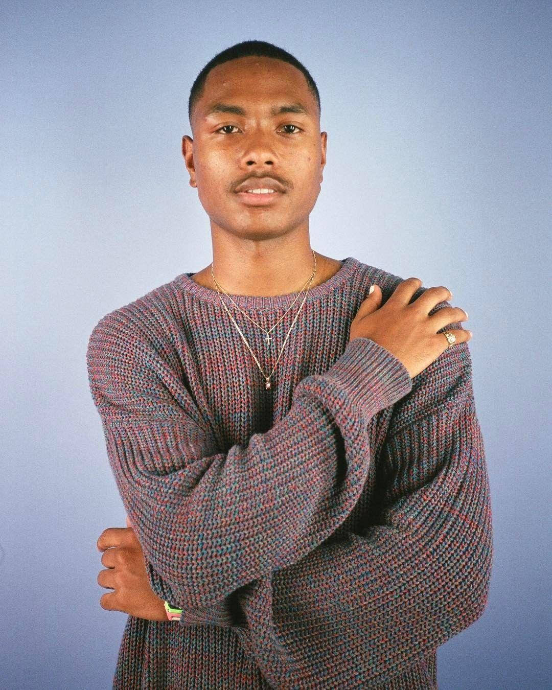 Steve Lacy Sporting A Chic-grey Knitted Sweater Background