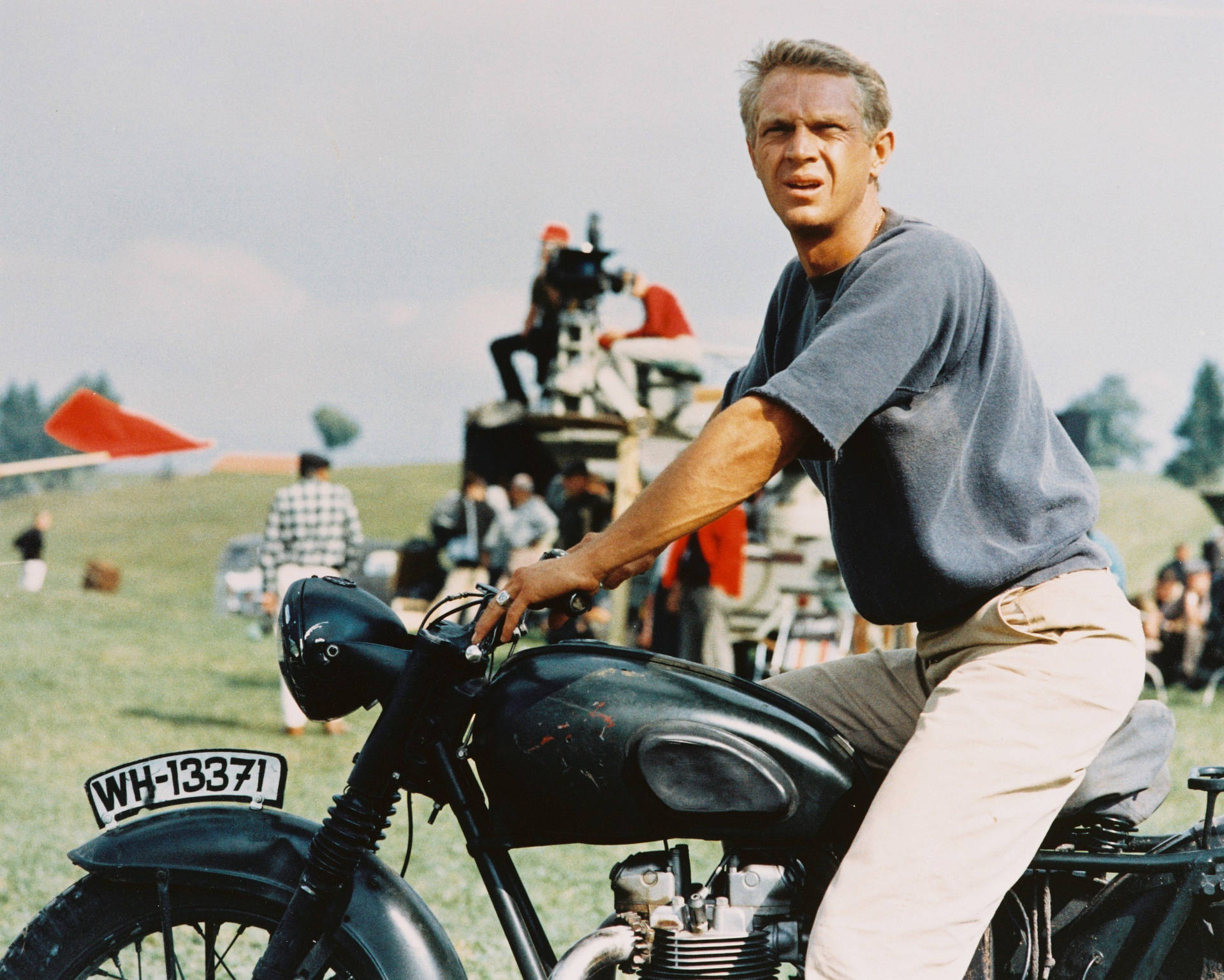 Steve Mcqueen In The Great Escape Movie Still Background