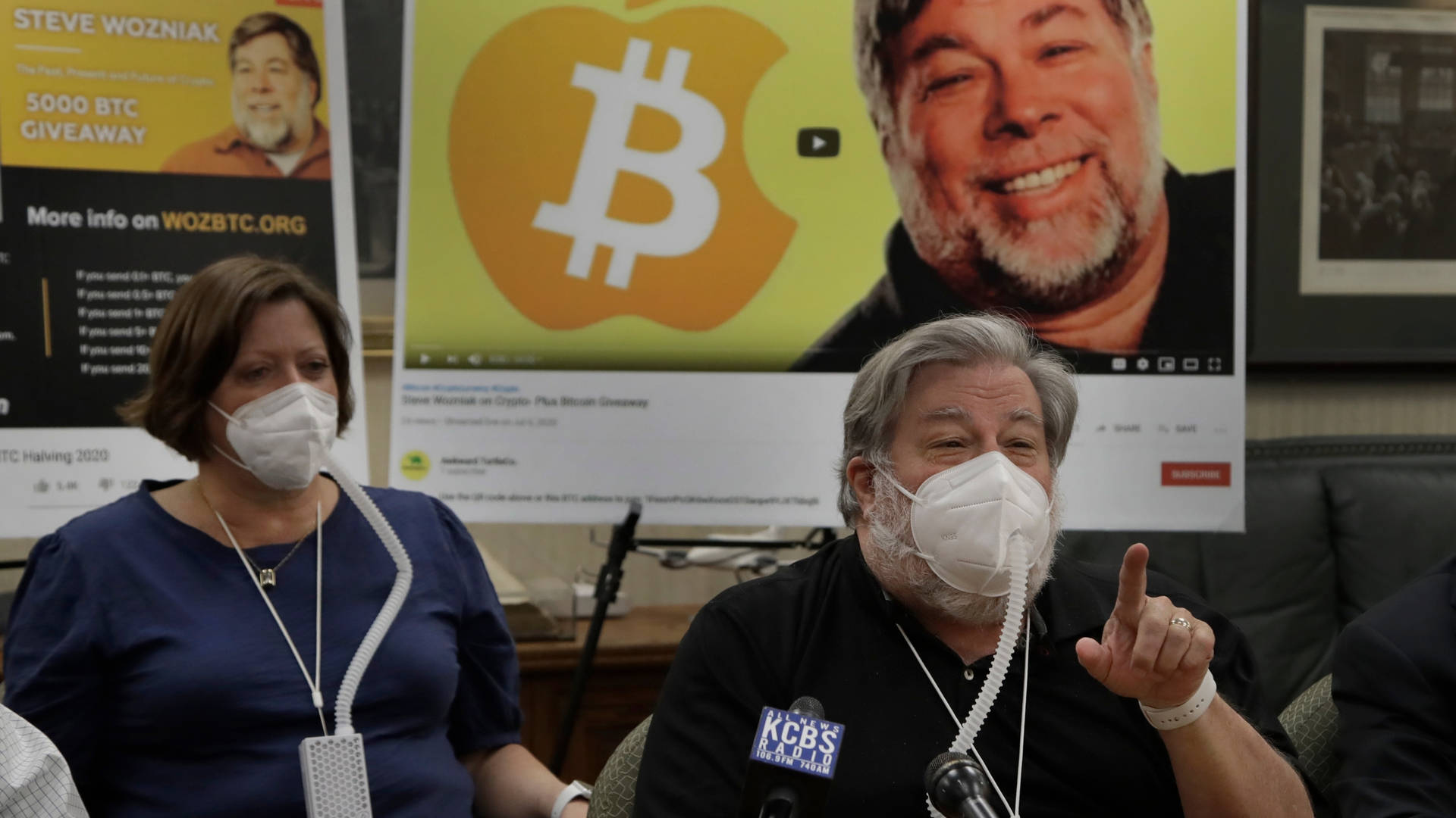 Steve Wozniak With His Wife On Media Conference Background