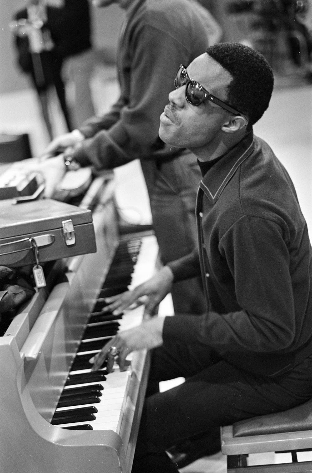 Stevie Wonder Playing Piano Background