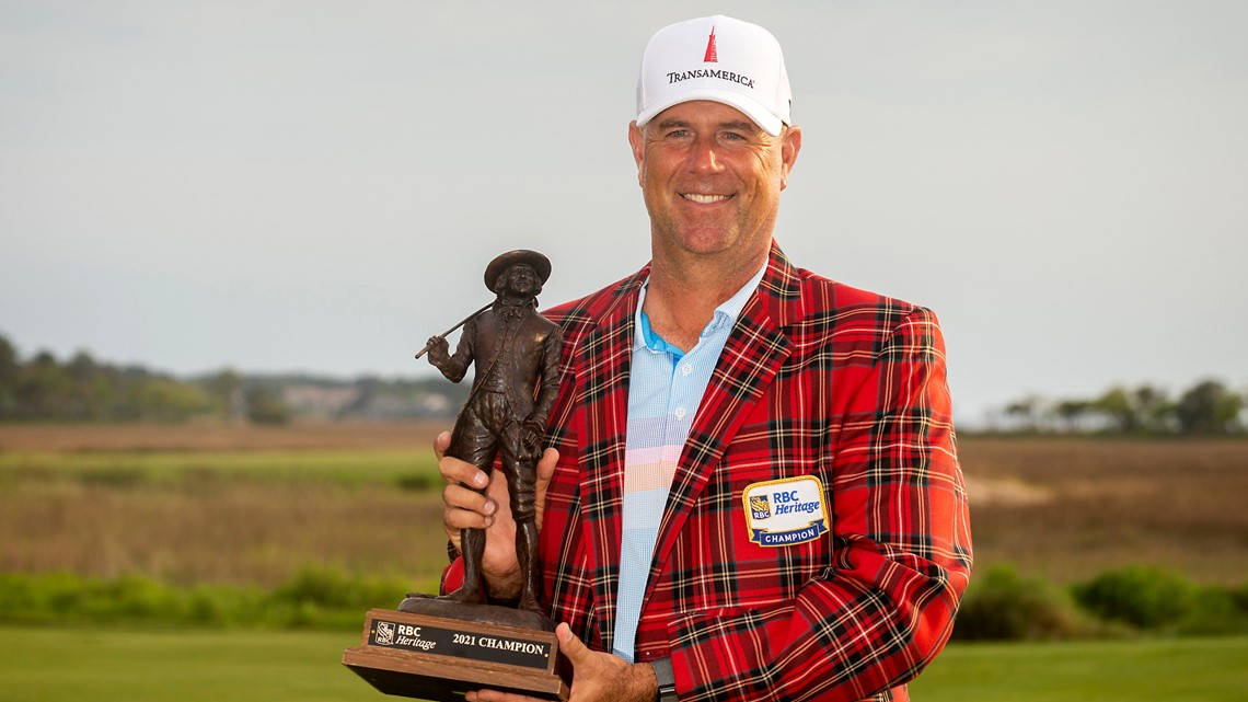 Stewart Cink Celebrating His Victory With The Trophy