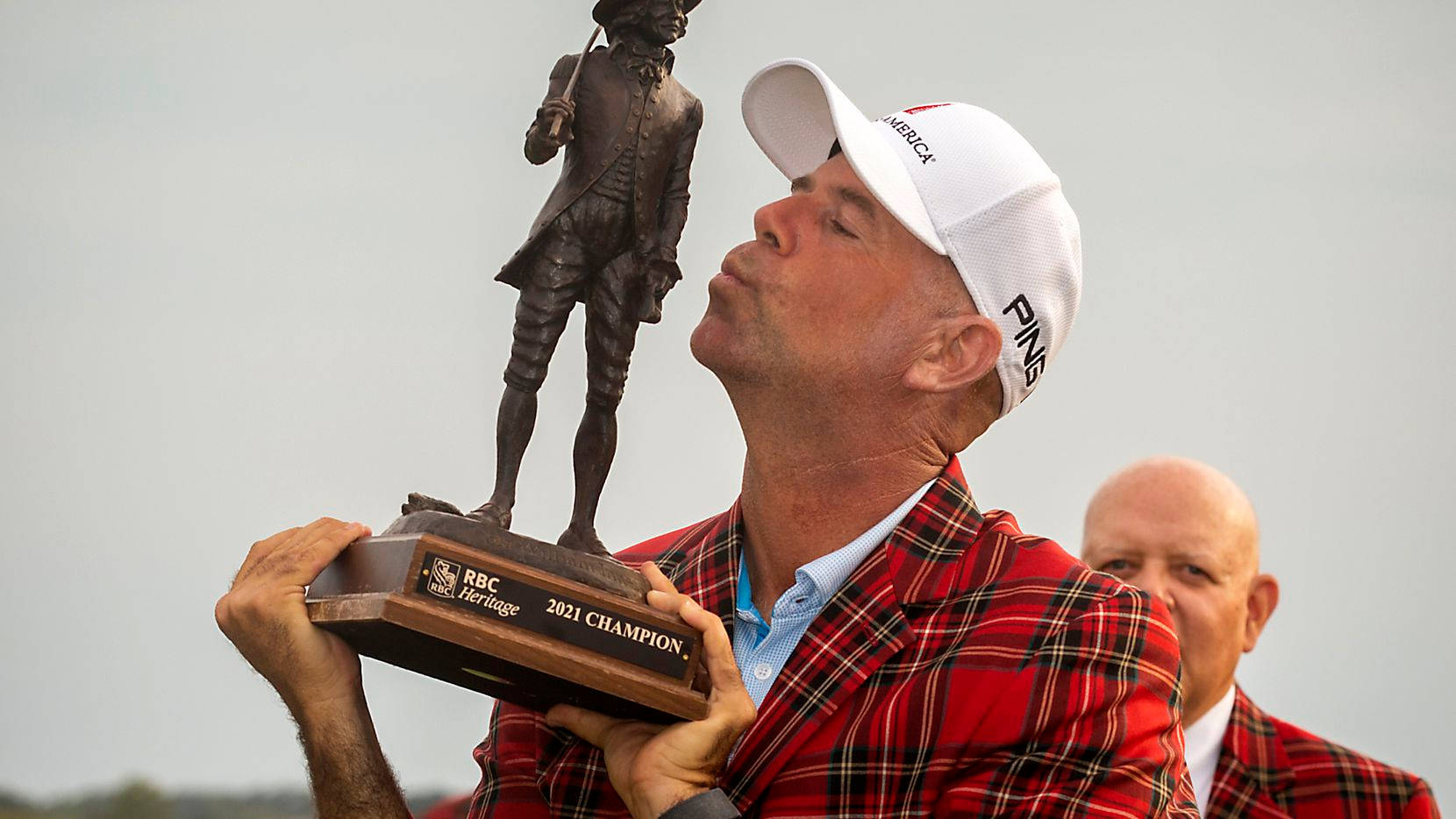 Stewart Cink Kissing His Trophy