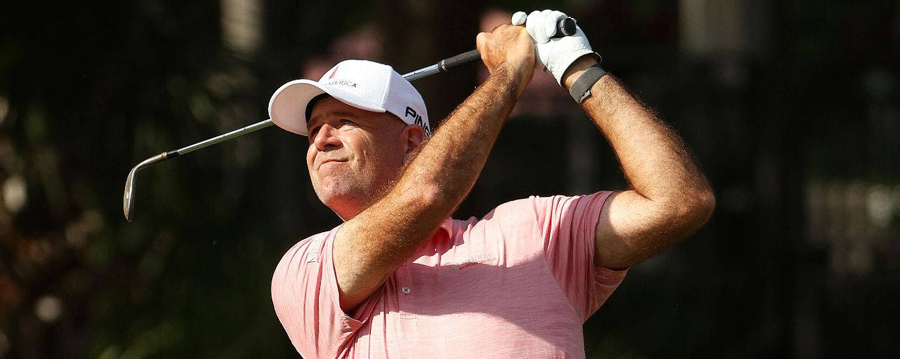 Stewart Cink Looking At The Golf Ball