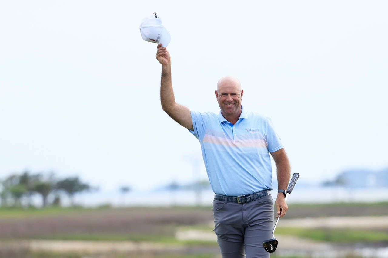 Stewart Cink Waving His Cap