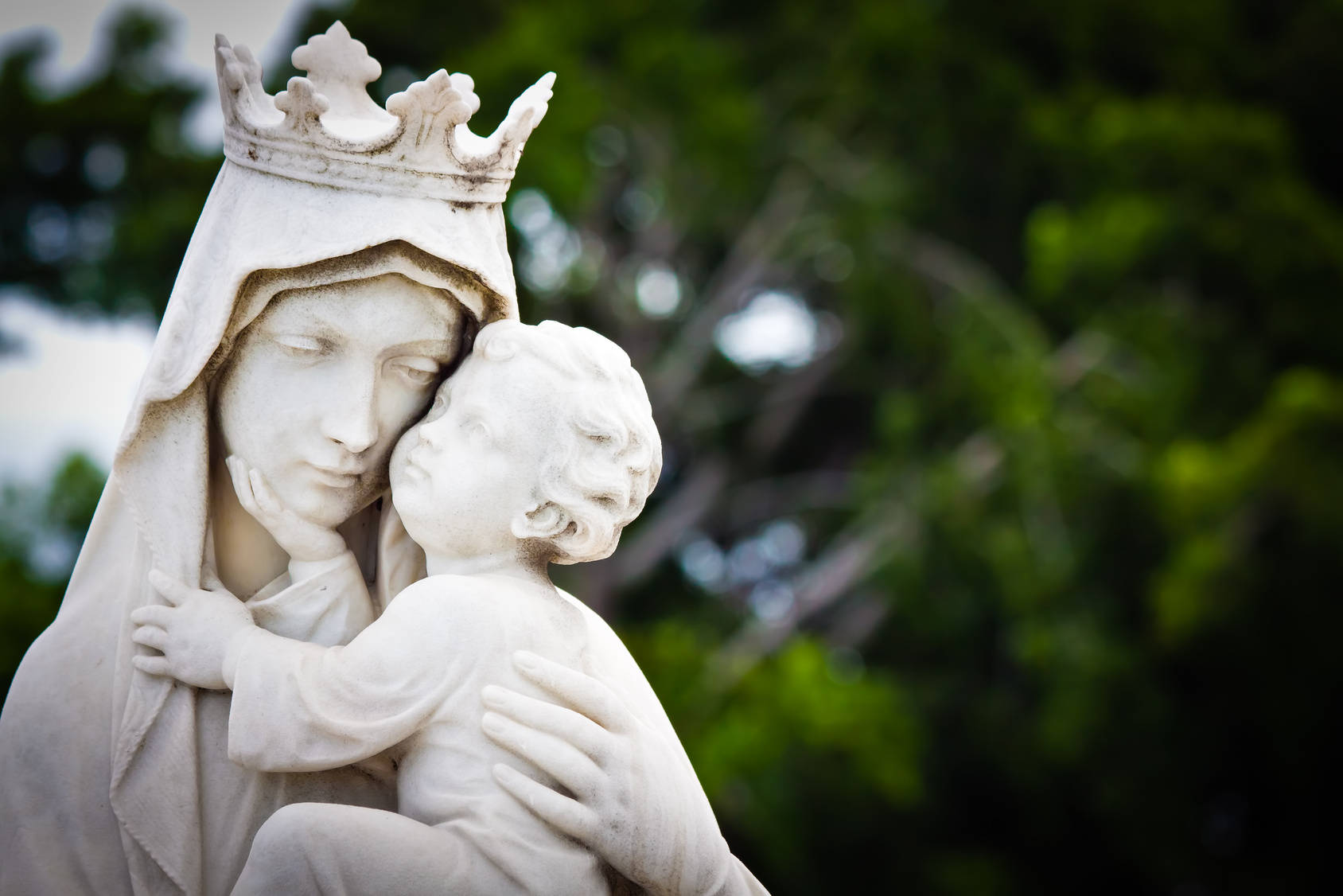 Stone Statuary Depiction Of Mary And Jesus Background