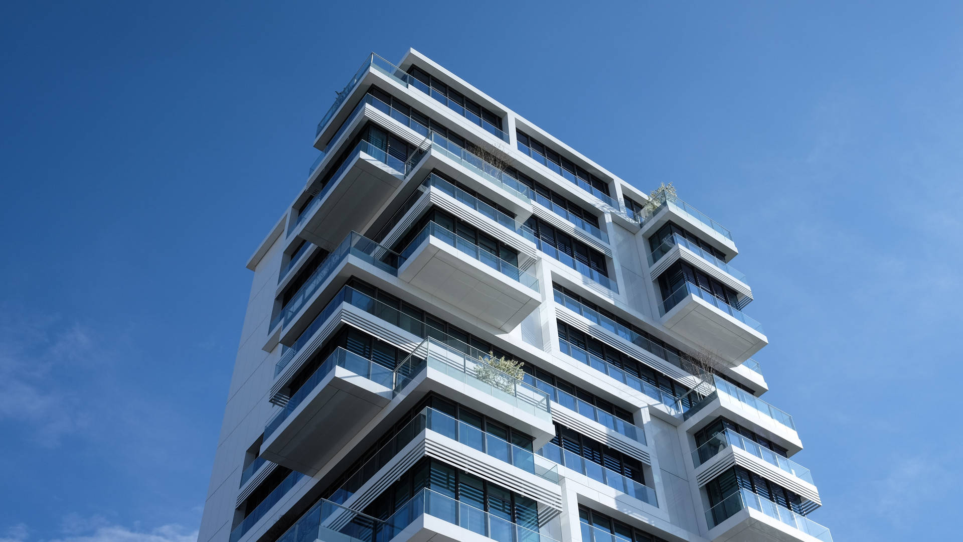 Striking 4k Architecture Of Spectacular Glass Balconies Background