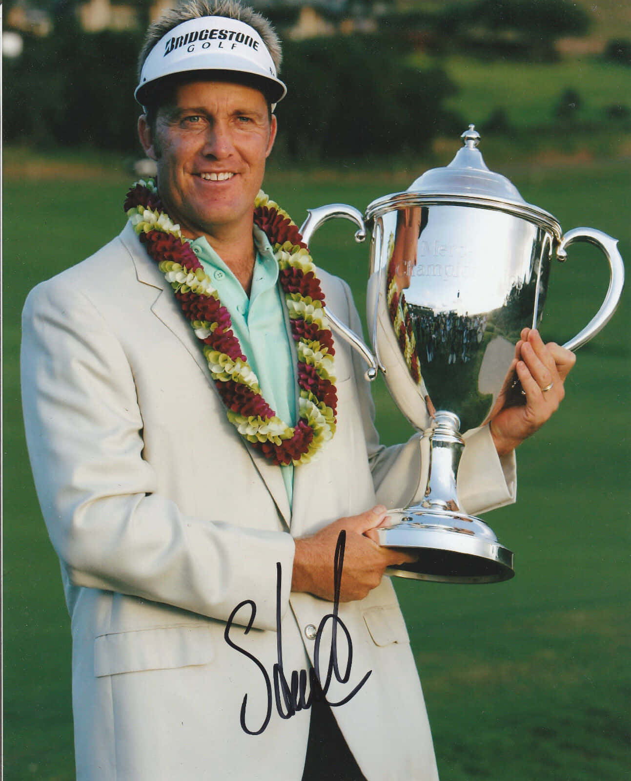 Stuart Appleby Holding A Silver Trophy Background