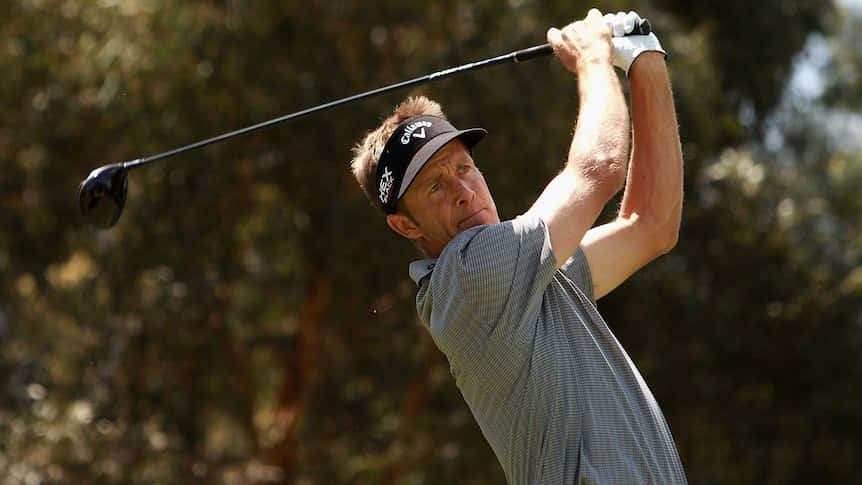 Stuart Appleby Holding Up A Golf Club Background