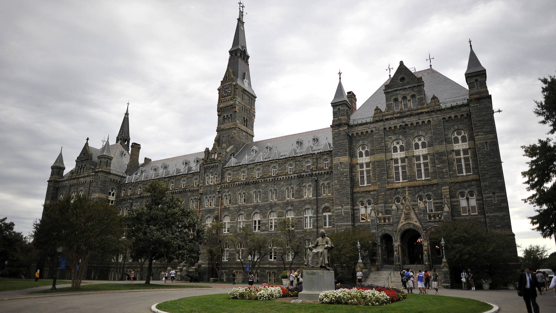 Student Gathering At Georgetown University Background