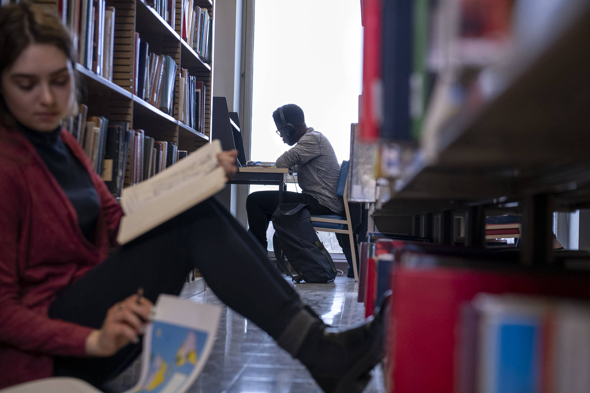 Students At Carnegie Mellon University Library Background