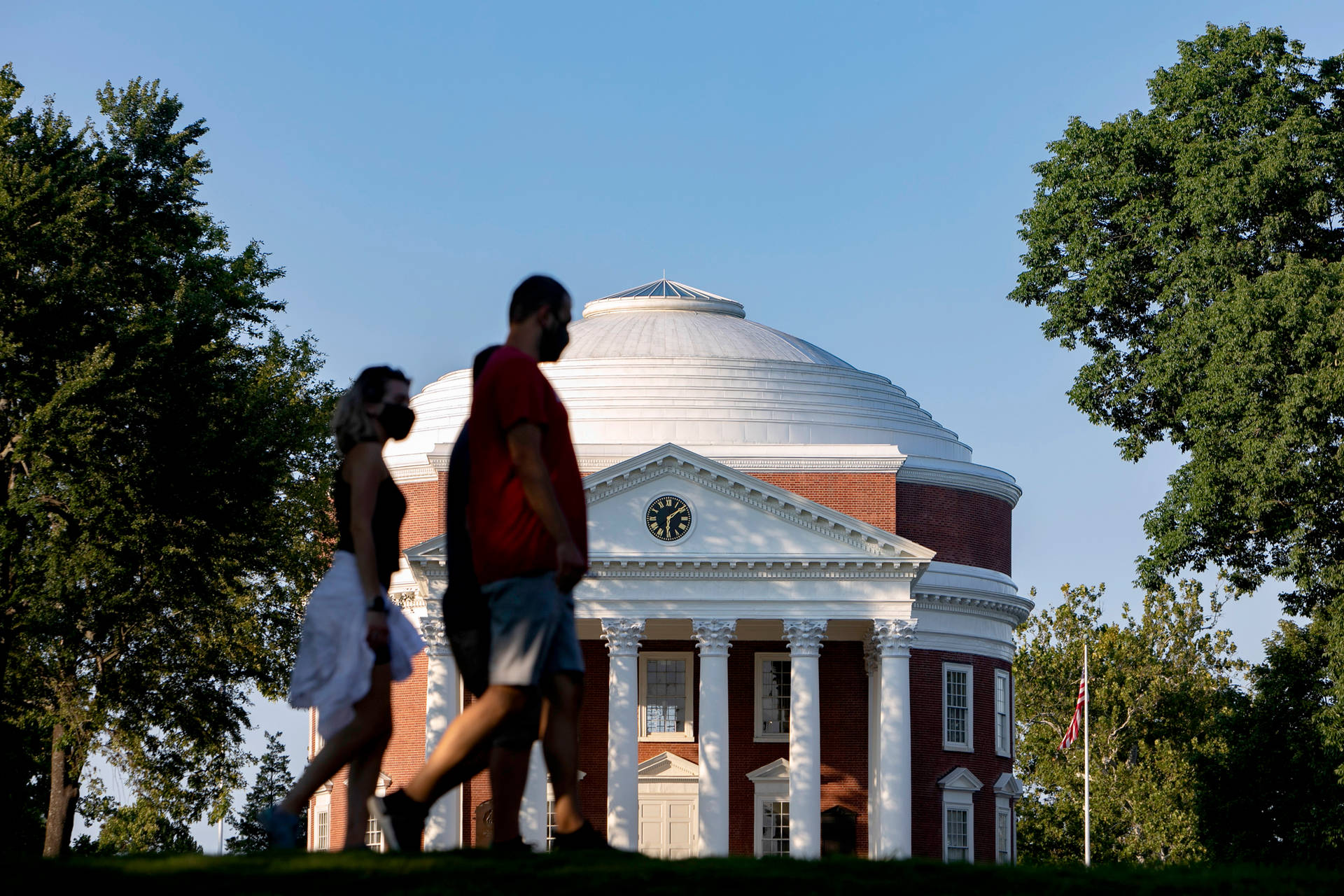 Students Bustling By The Historic Rotunda At The University Of Virginia Background