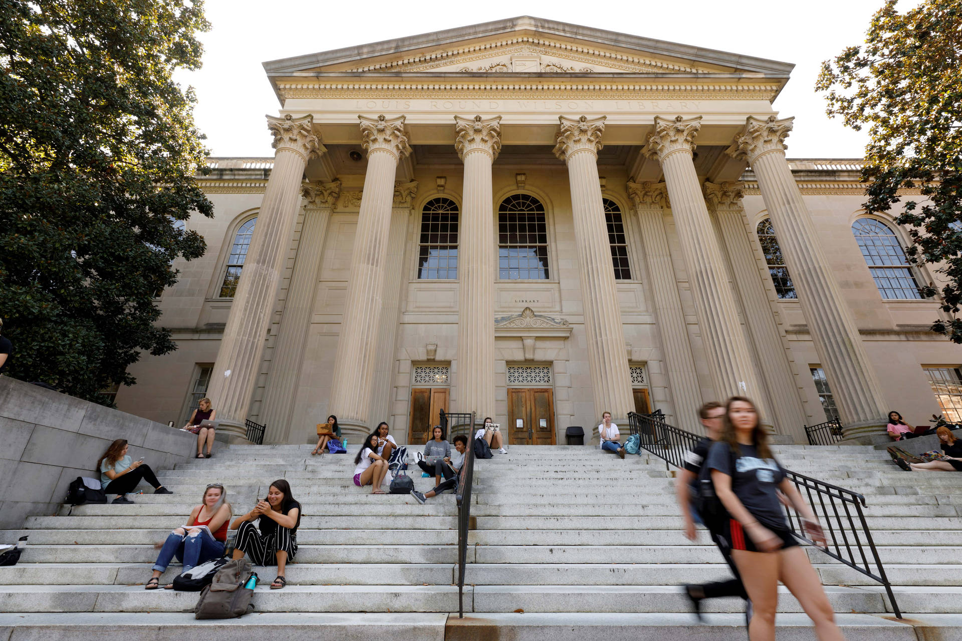 Students In Wilson Library University Of North Carolina Background