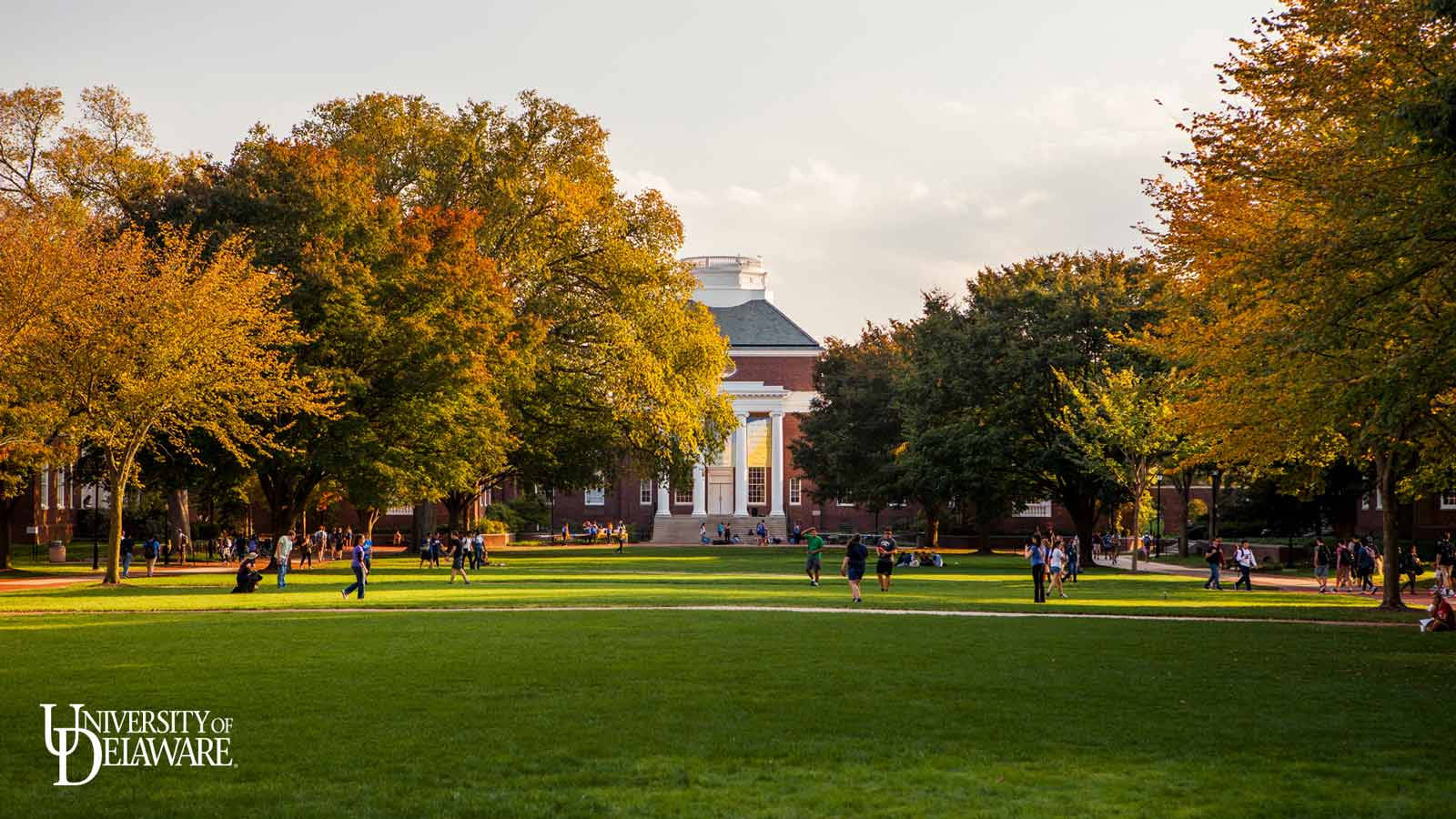 Students Strolling Through University Of Delaware Campus Background